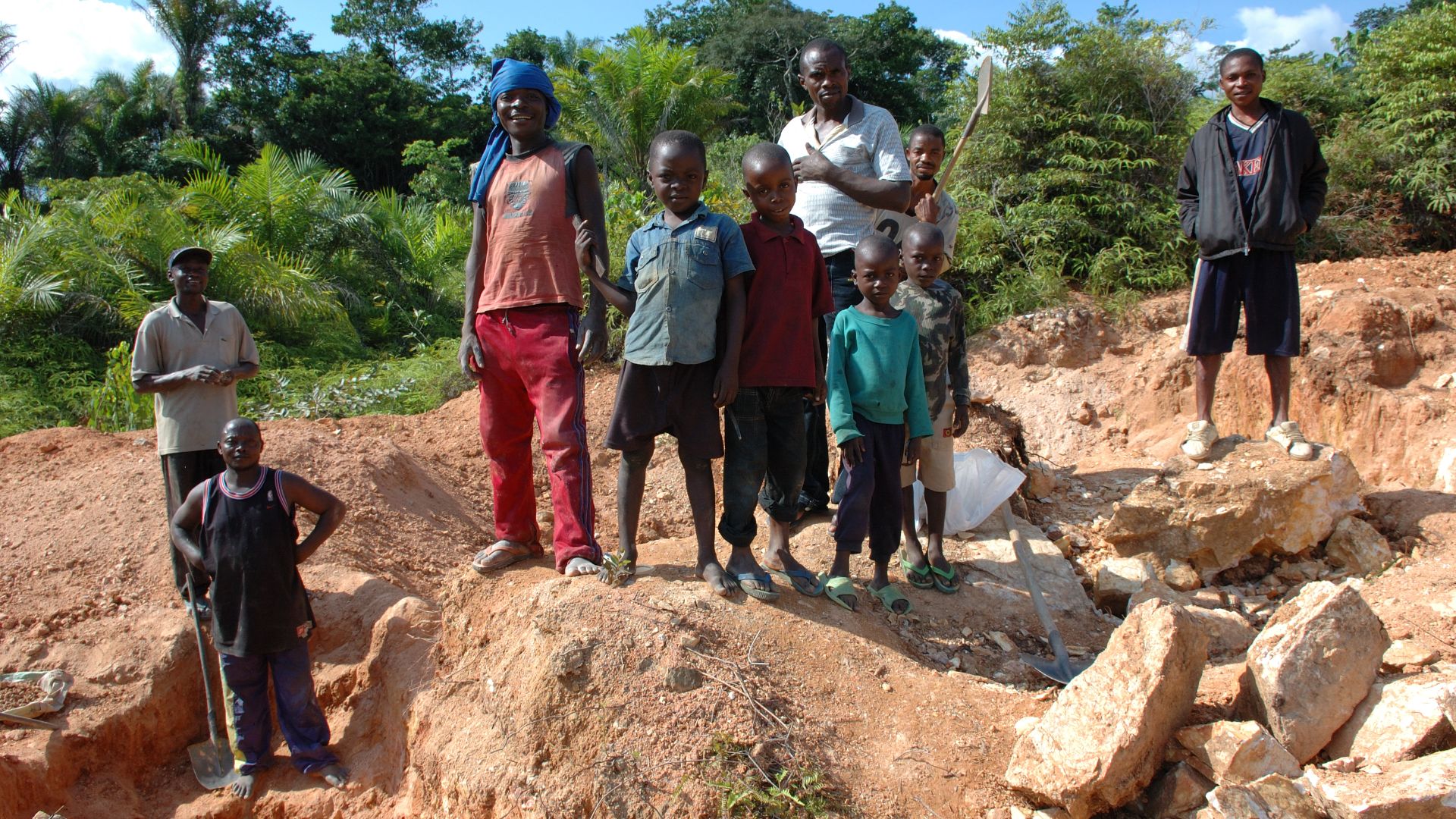 File:Child labor, Artisan Mining in Kailo Congo.jpg