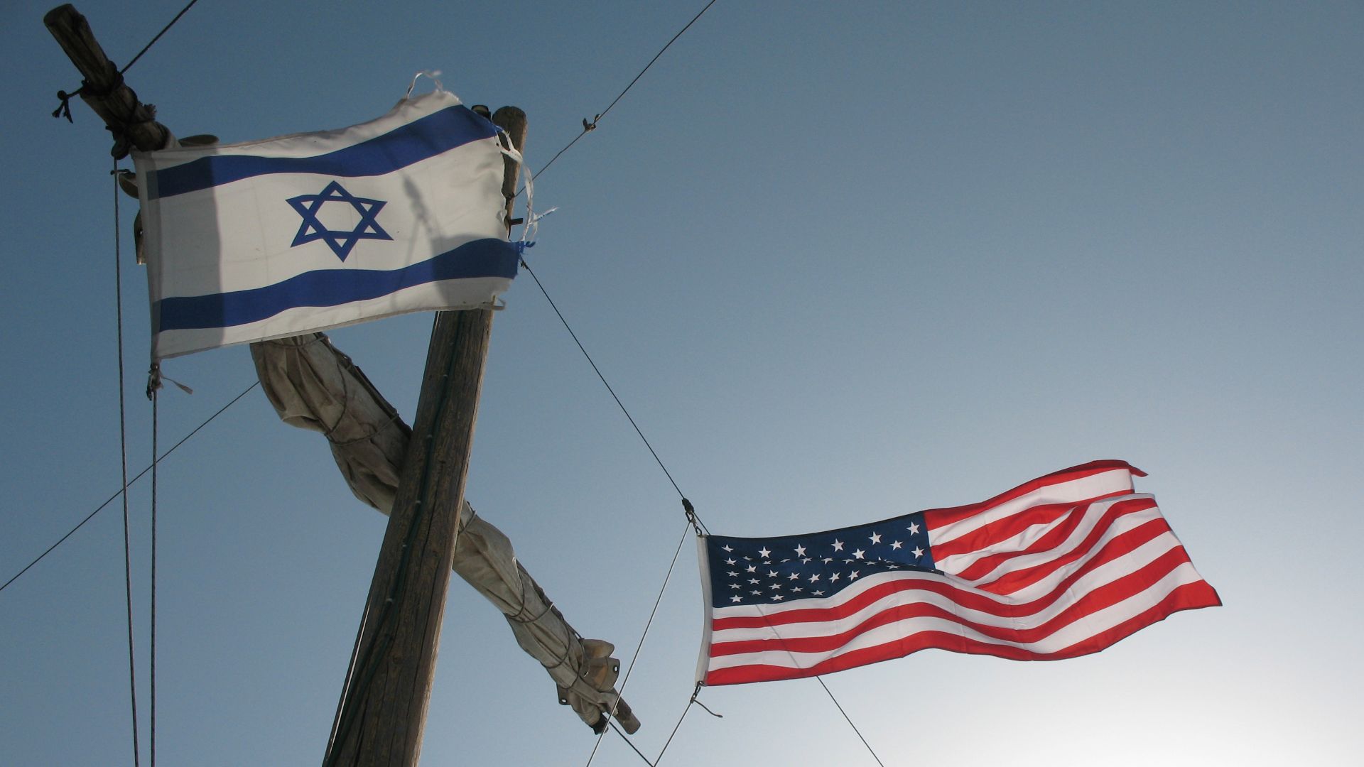 File:American and Israeli Flags on Mast 0844.jpg