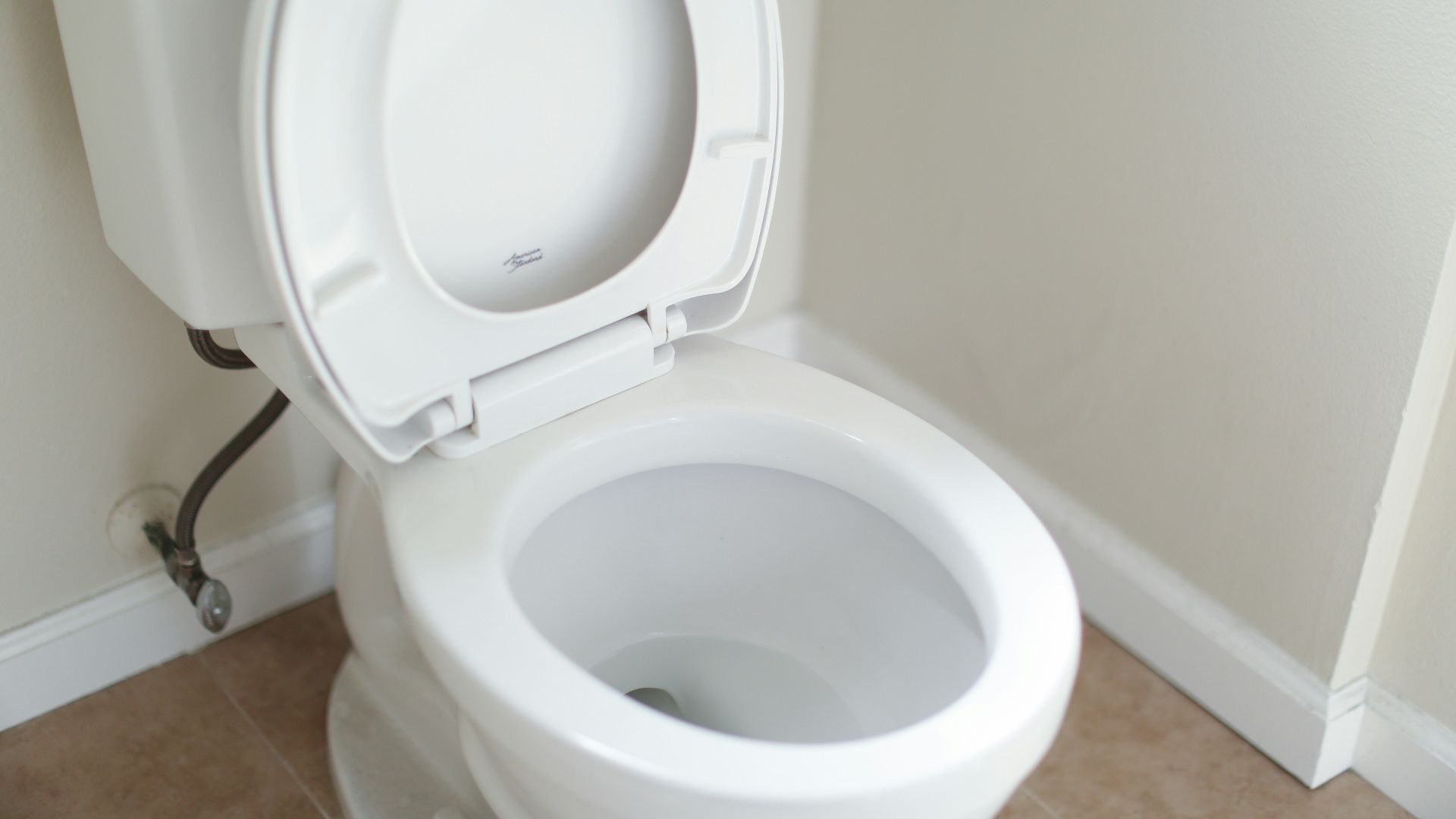 white ceramic toilet bowl with cover