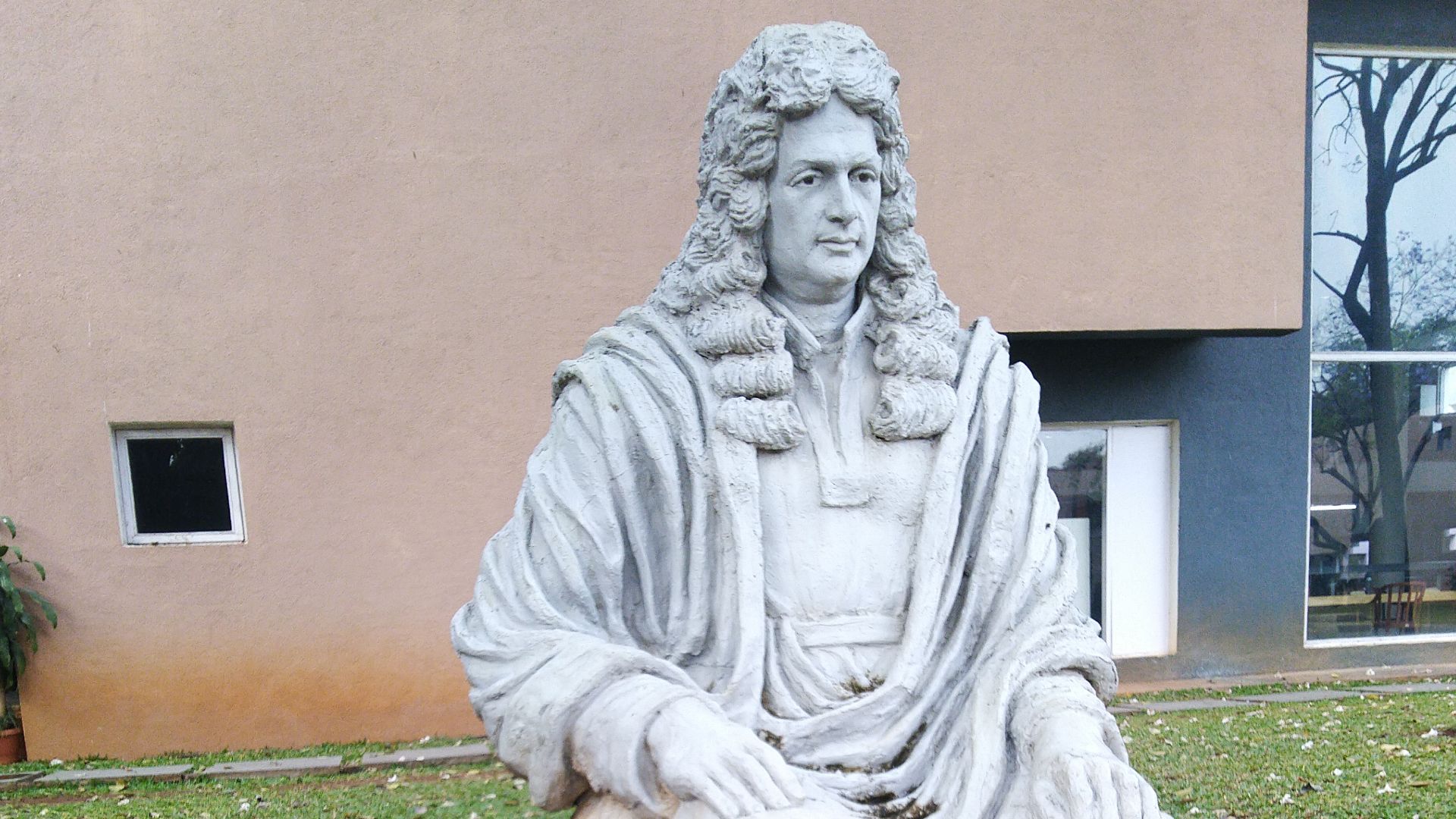 File:Statue of Isaac Newton in IUCAA.jpg