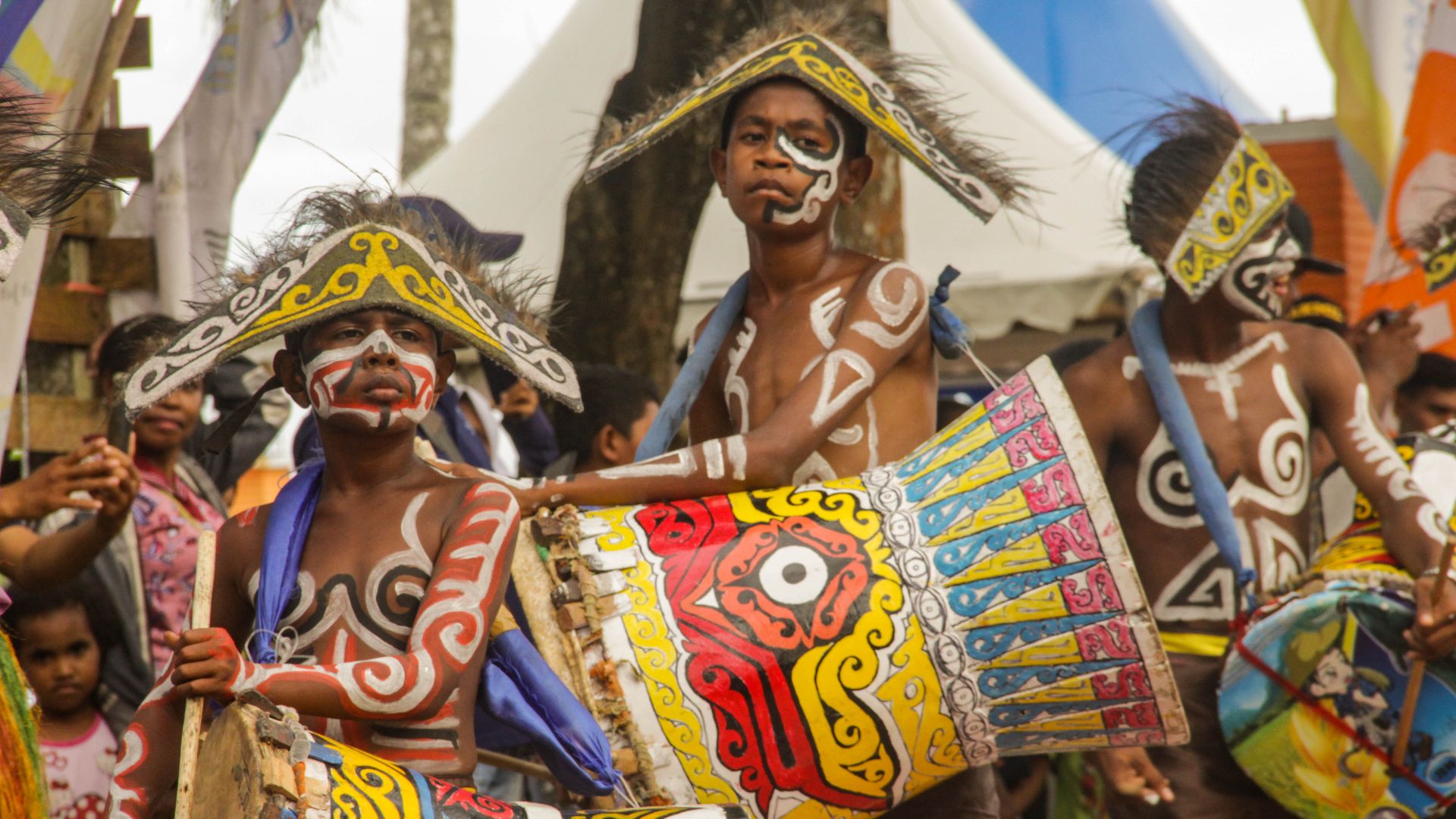 File:Penabuh Tifa dalam Suling Tambur.jpg