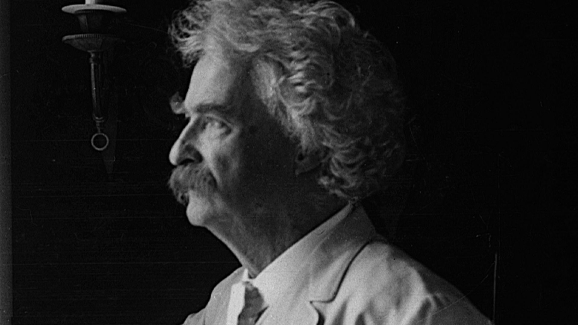 File:Mark Twain 1907 looiking out window.png