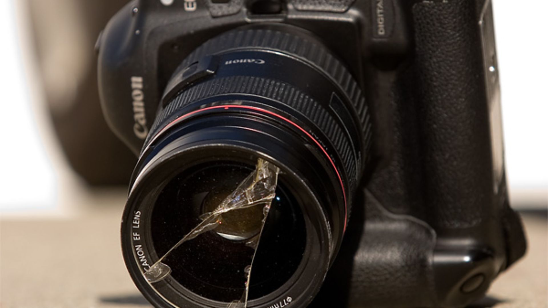 File:I dropped my camera.jpg