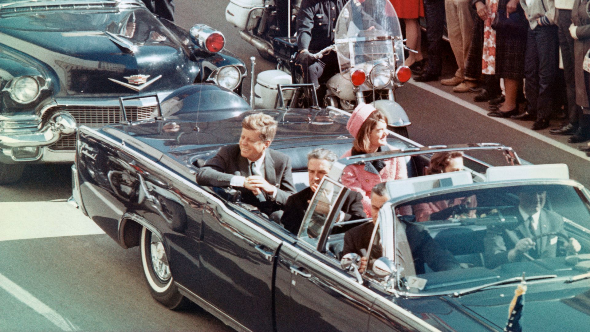 File:JFK Motorcade GettyImages-517330536.jpg