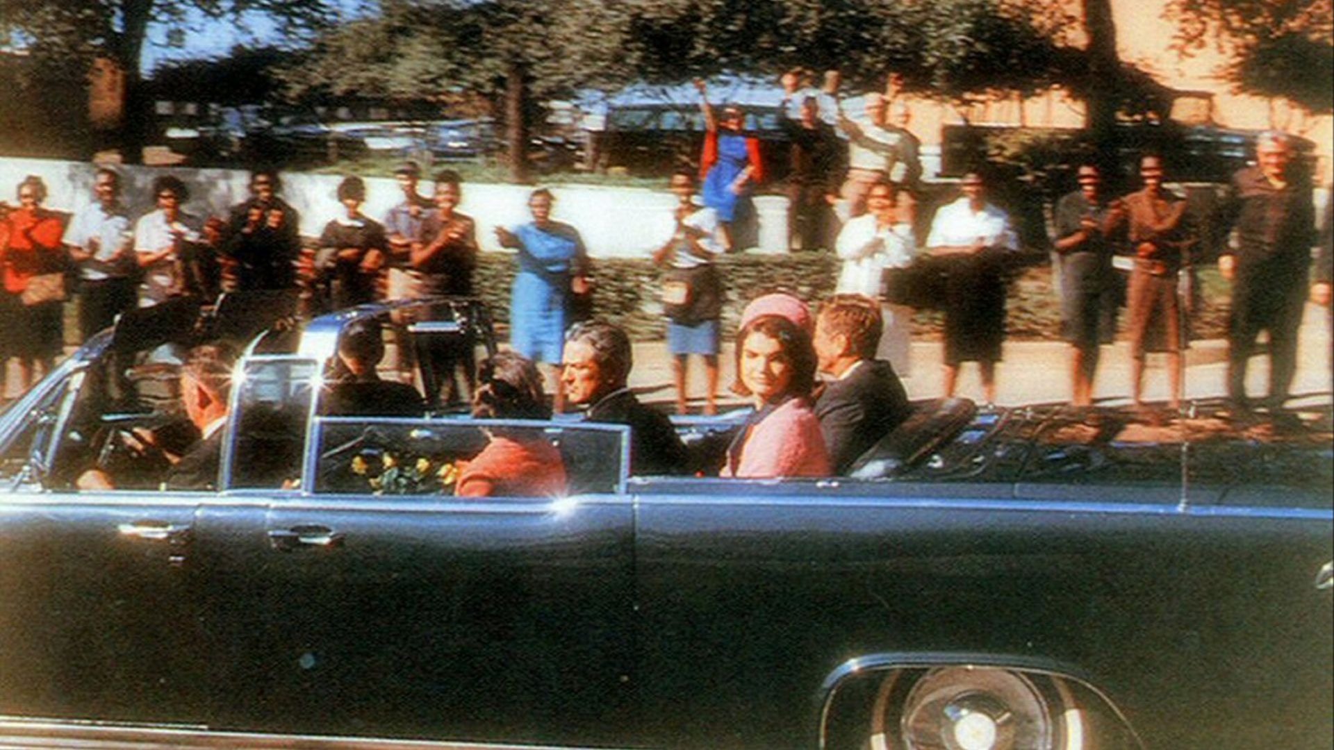 File:Robert Croft photo showing JFK's car on Elm Street.jpg