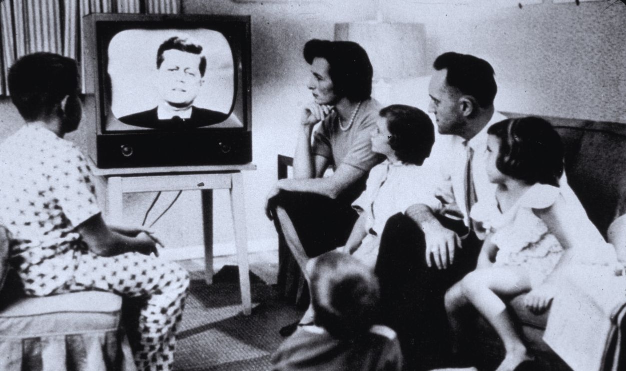 Gettyimages - 3094017, Political TV circa 1962: A family watching President John Kennedy on television.