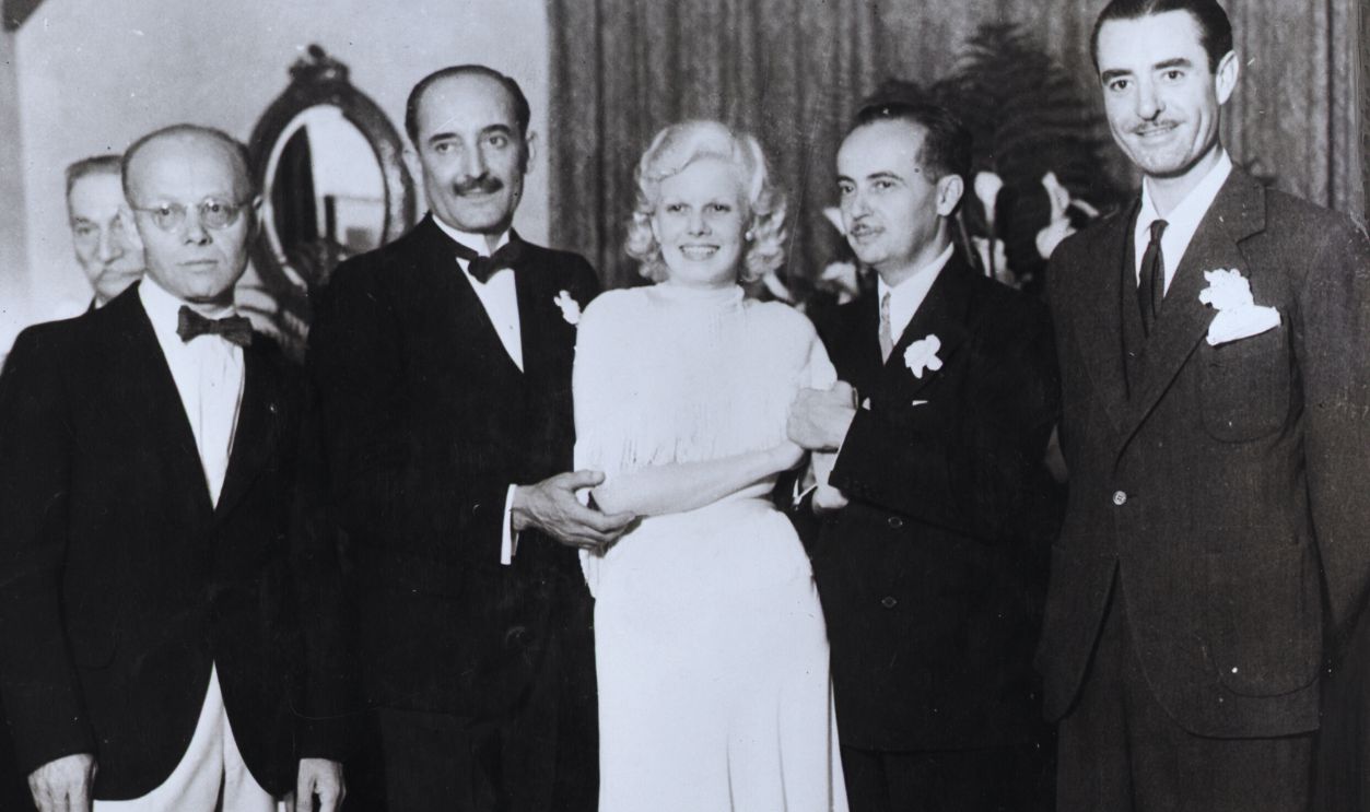 Gettyimages - 515948160, Jean Harlow Wedding To Paul Bern (Original Caption) Jean Harlow at marriage to Paul Bern, film executive, 1932 with stepfather Count Bello and best man, John Gilbert.