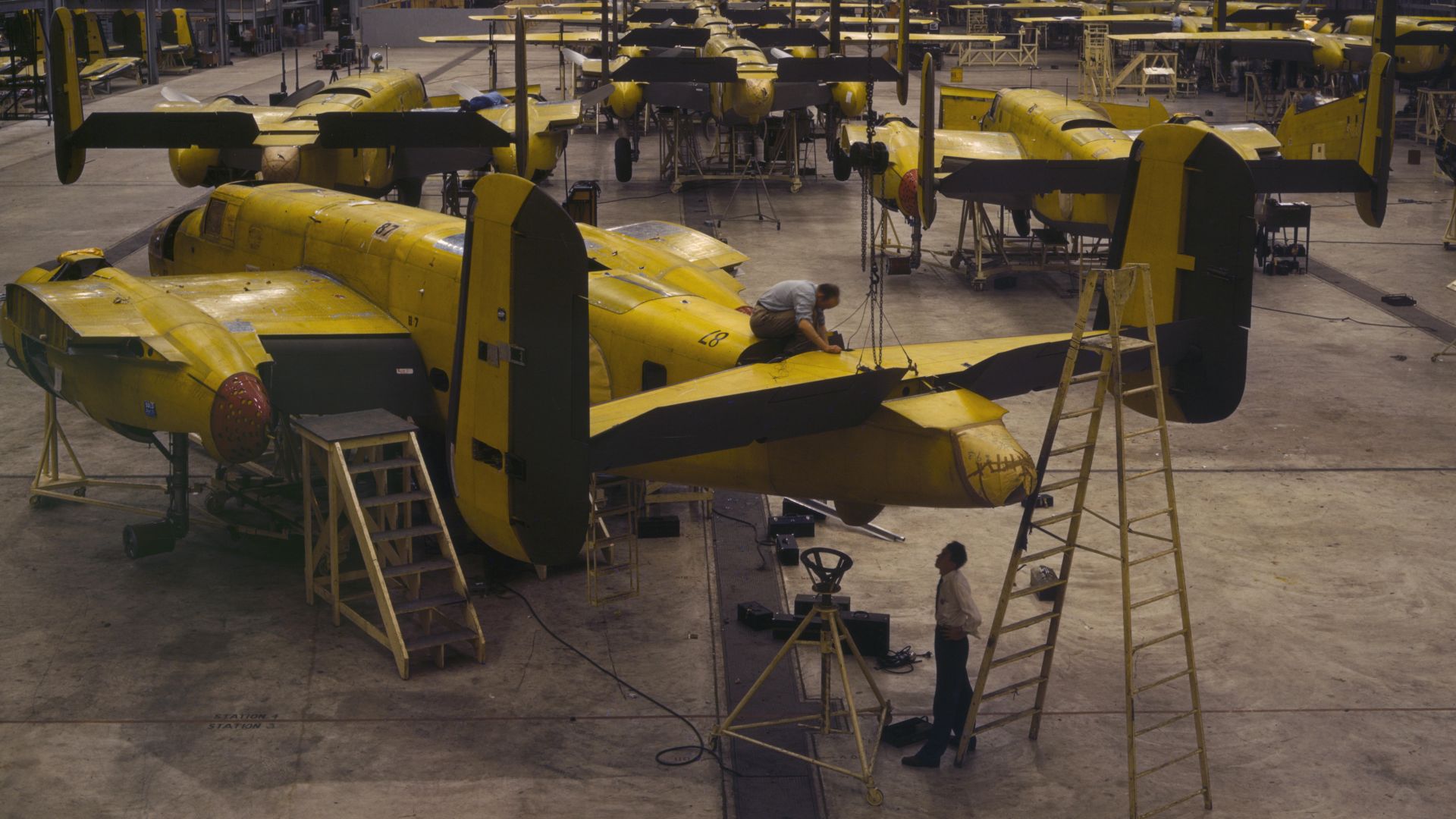 File:Assembling B-25 bombers at North American Aviation, Kansas City, Kansas.jpg