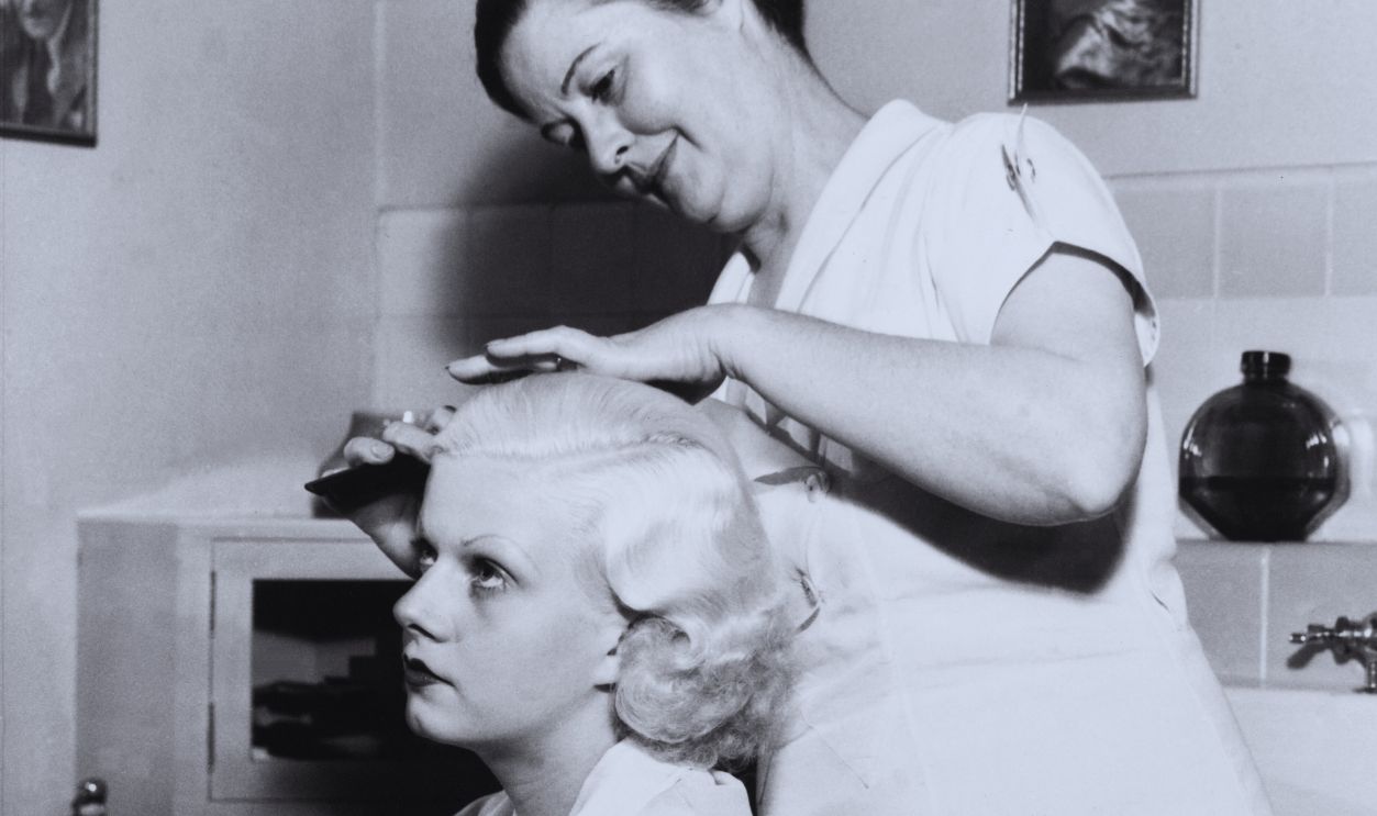 Gettyimages - 106755979, Hollywood, Jean Harlow Being Combed In A Renowned Institut UNITED STATES - JANUARY 01: Hollywood, Jean Harlow Being Combed In A Renowned Institut