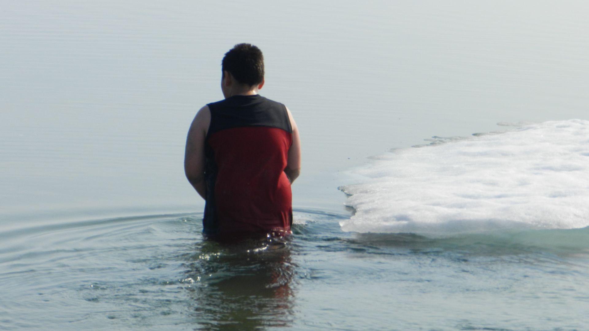 File:Swimming in the Arctic Ocean 02.JPG