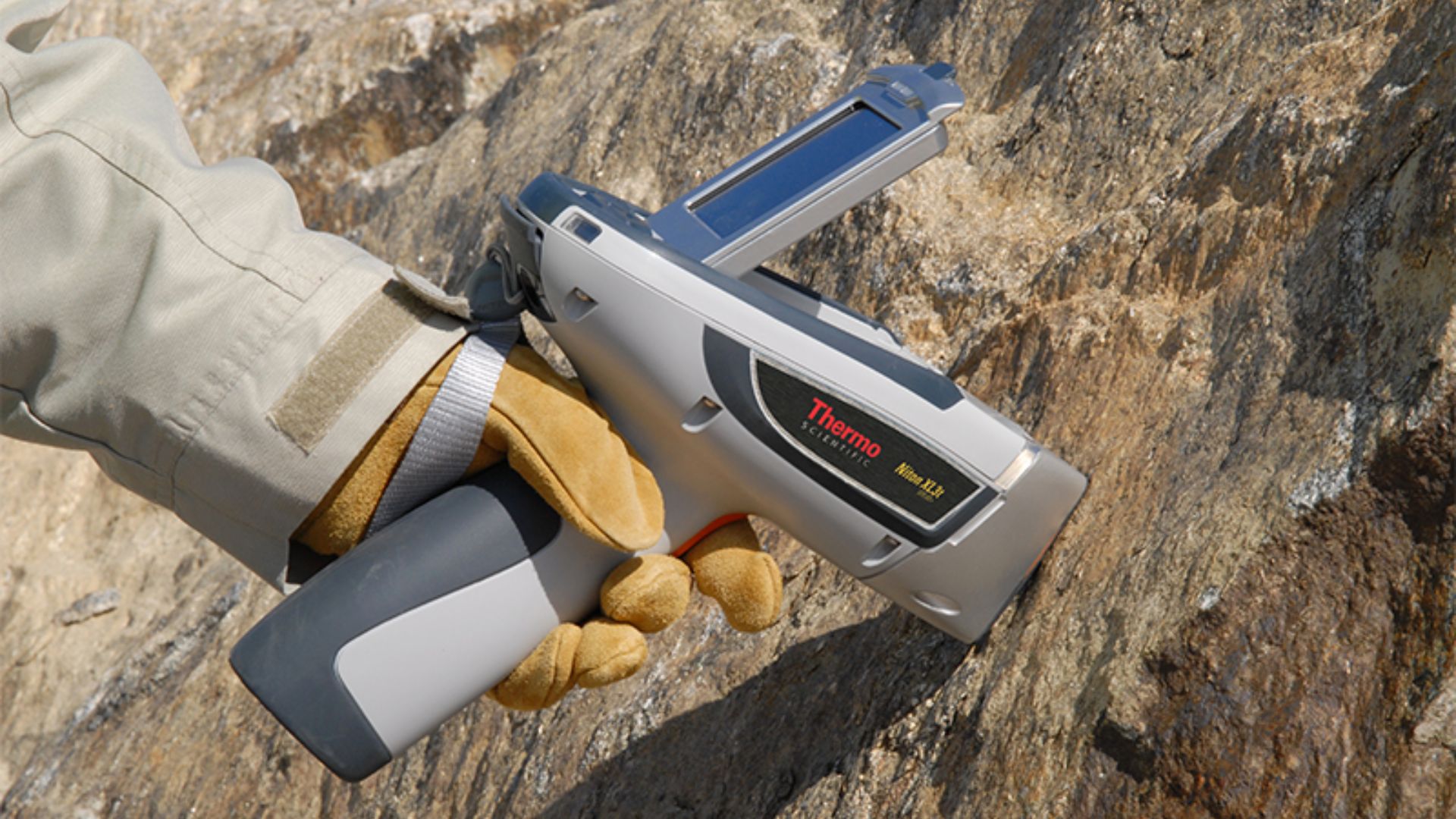 File:Niton XL3t GOLDD Plus on rock 800-600.jpg