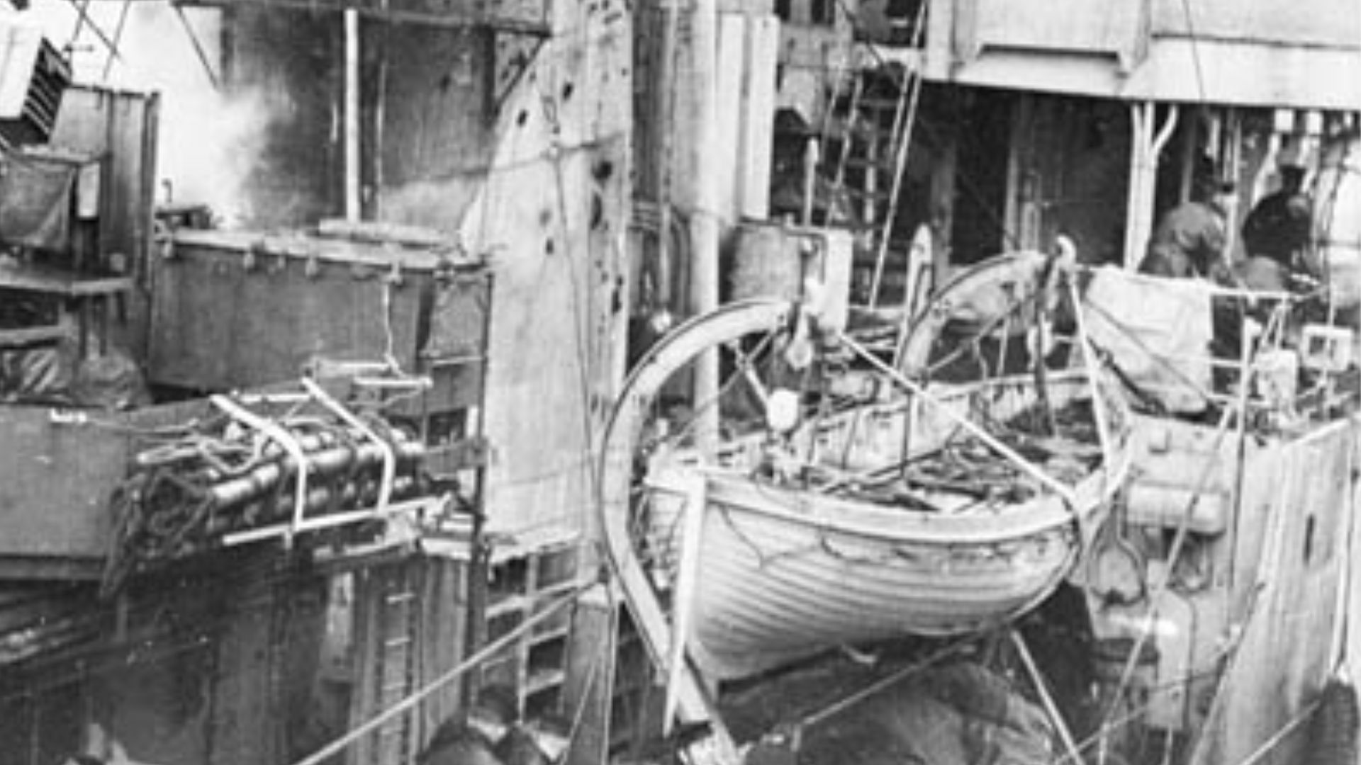 File:The funnel and bridge area of the destroyer HMS Onslow (6105339207).jpg