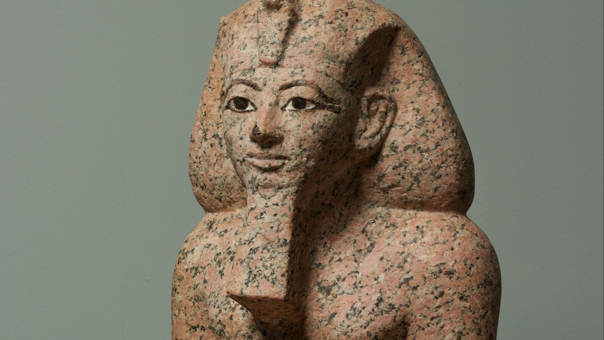 File:Kneeling statue of Hatshepsut MET DP116798.jpg