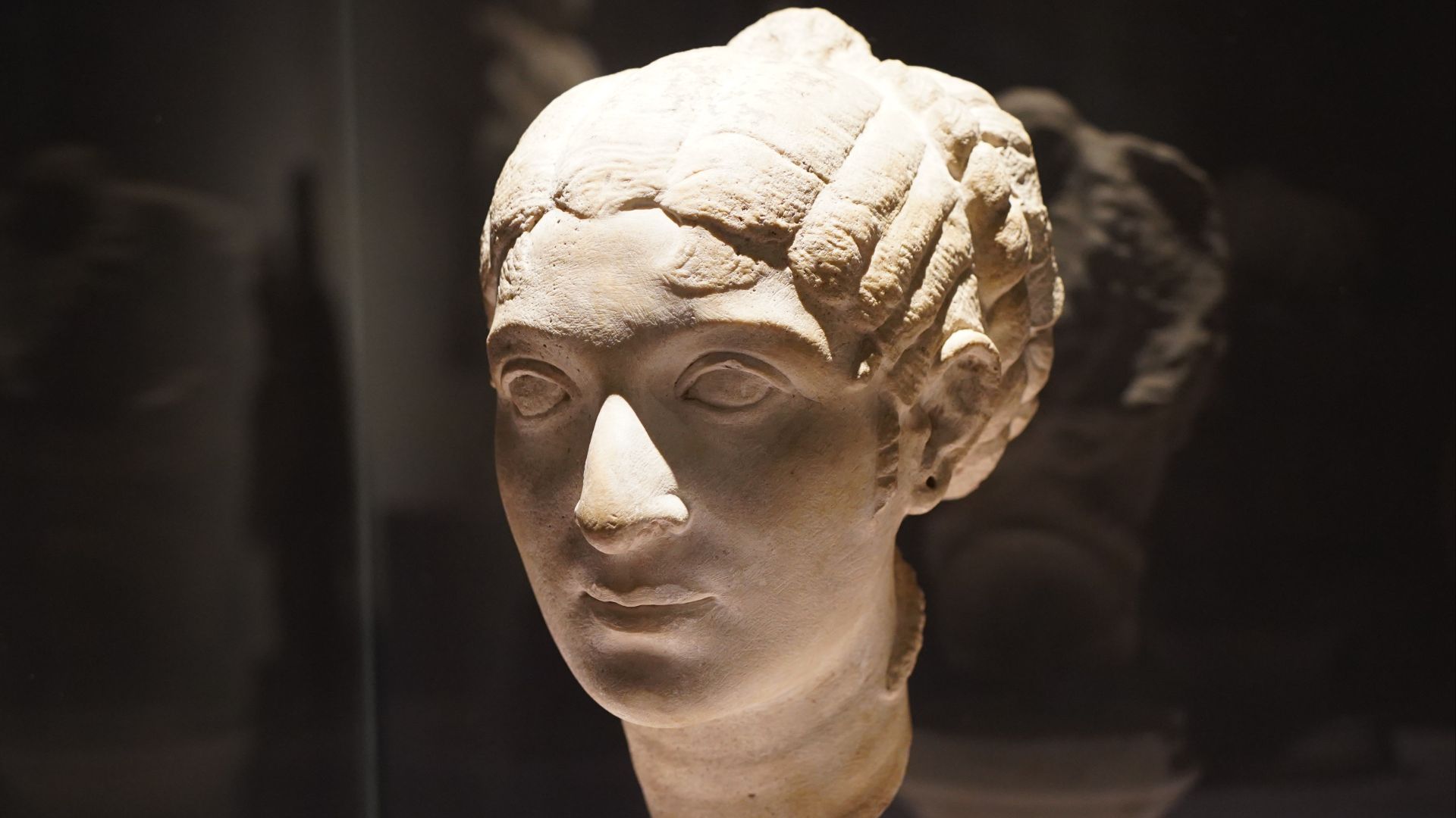 File:Sculpted head of a Roman woman reminiscent of Egyptian queen Cleopatra 50-30 BC (51233373826).jpg