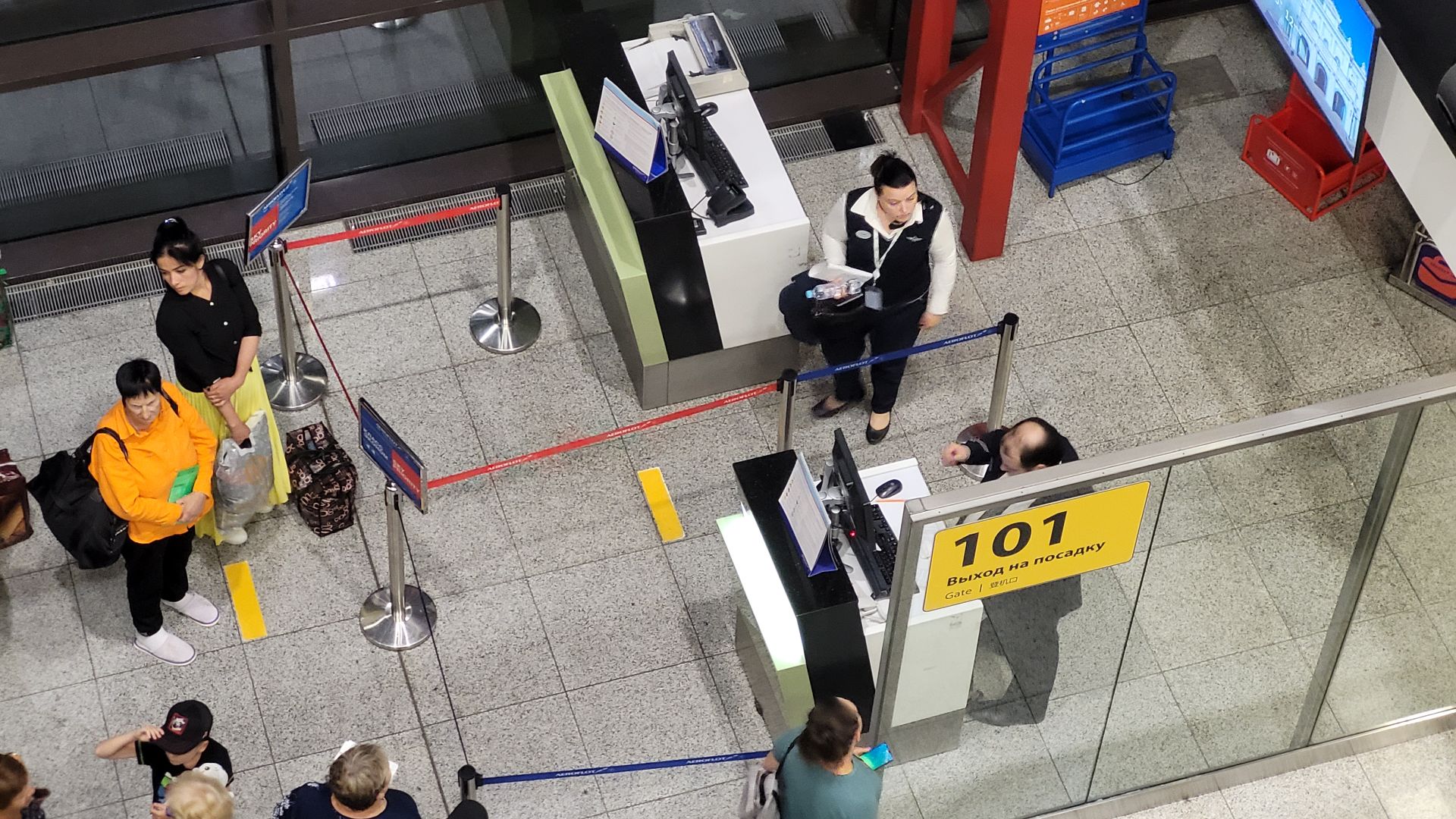 File:SVO airport 2022-08 gate 101 upper.jpg