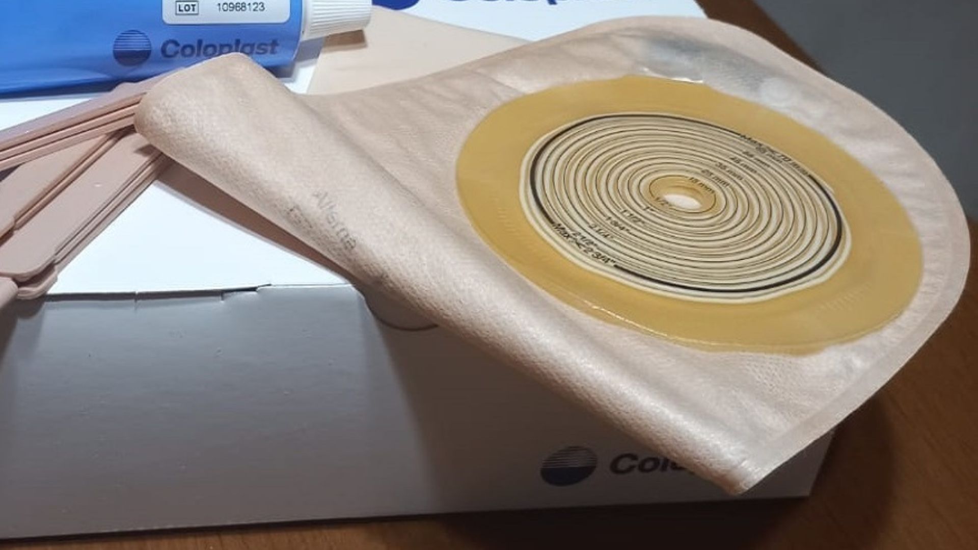 File:Bolsa de Ostomia SUS Ostomy Bags.jpg