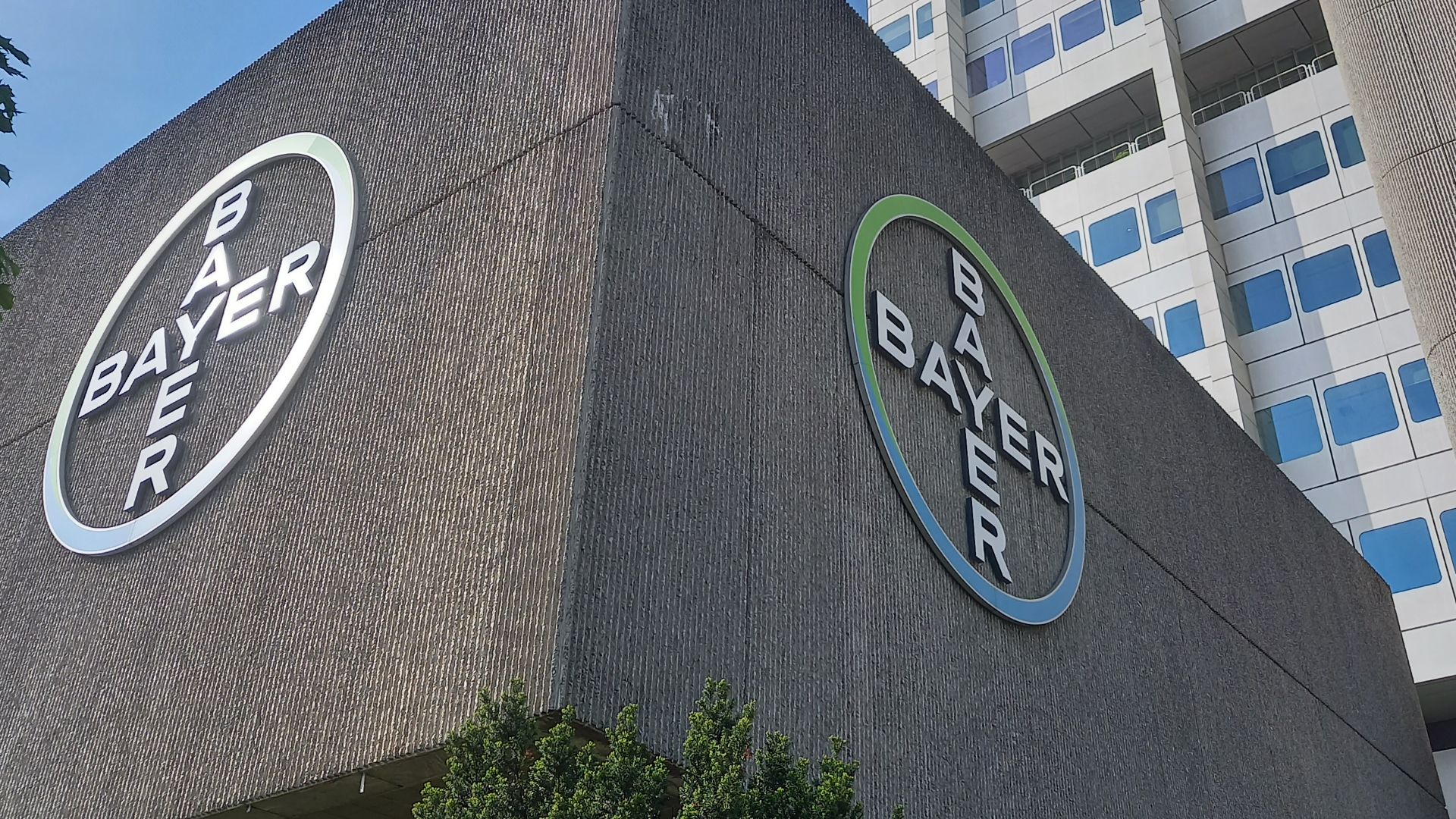 File:Bayer in Berlin 04.jpg
