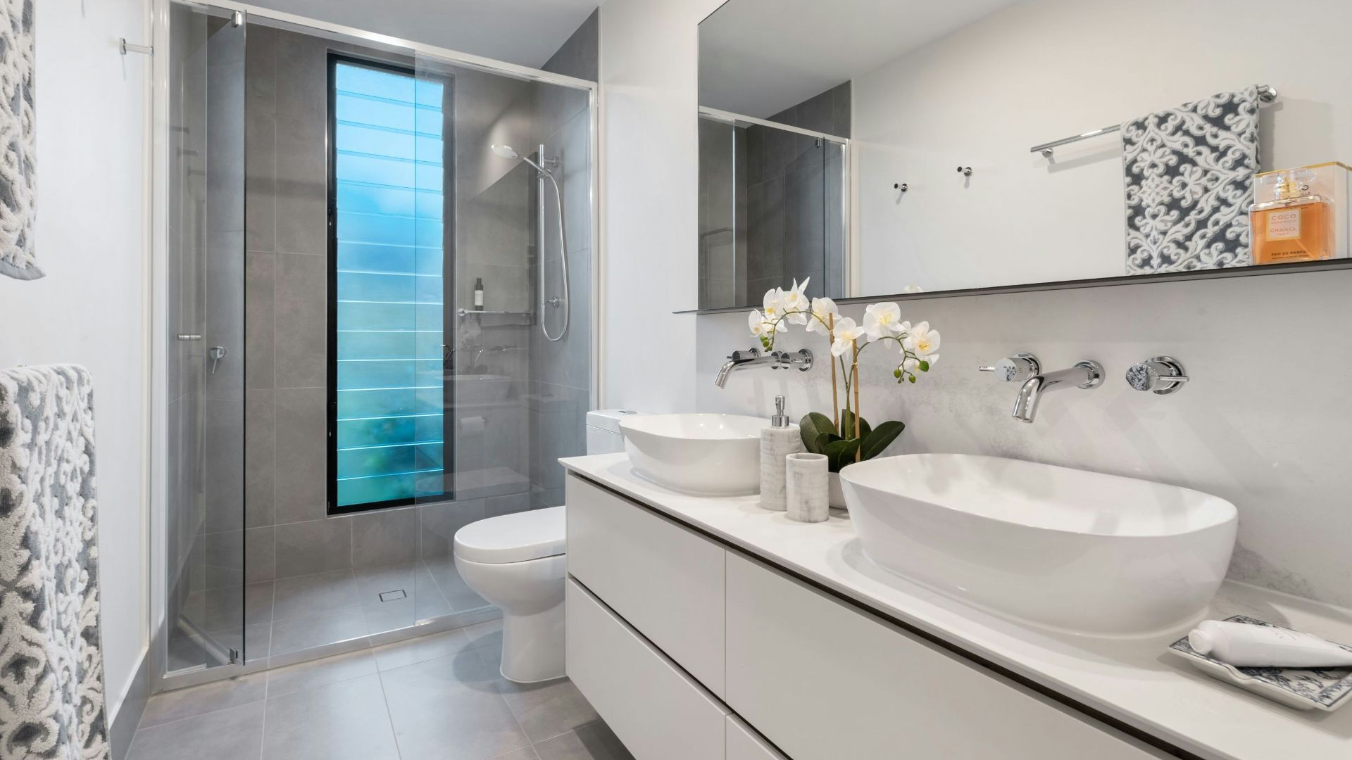 white ceramic sink with mirror