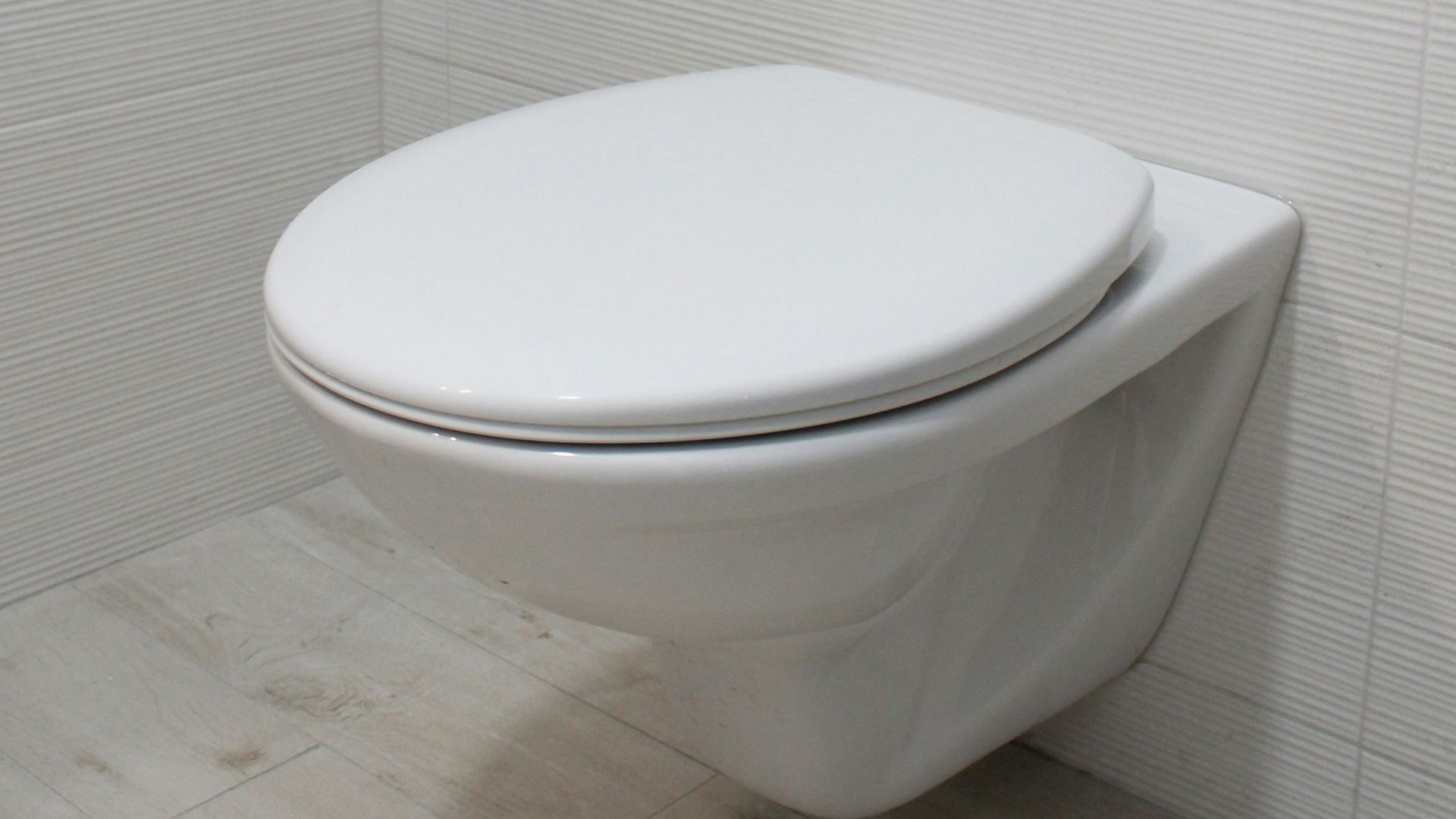 white flush toilet