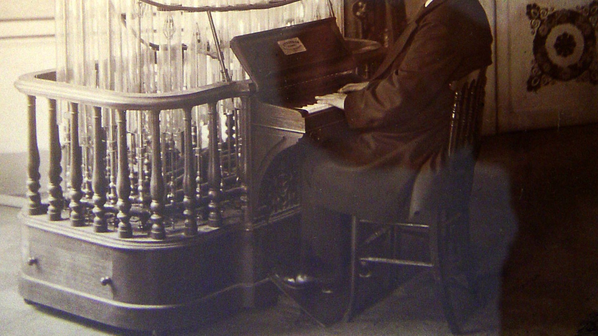 File:Weissheimer an der Flammenorgel.jpg