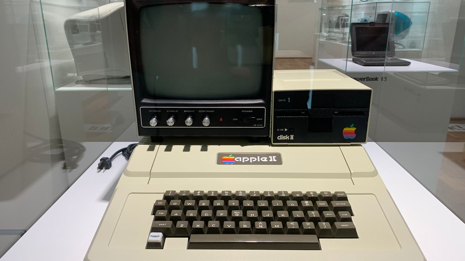 File:Apple Museum (Prague) Apple II (1977).jpg