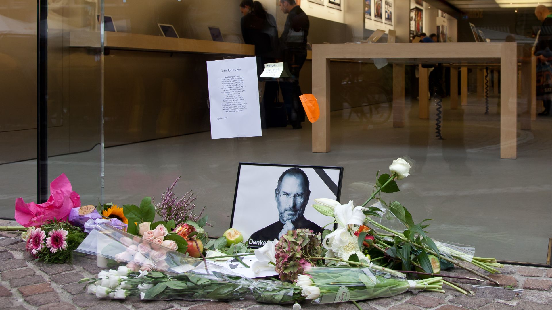 File:Apple Store Frankfurt after death of Steve Jobs.jpg