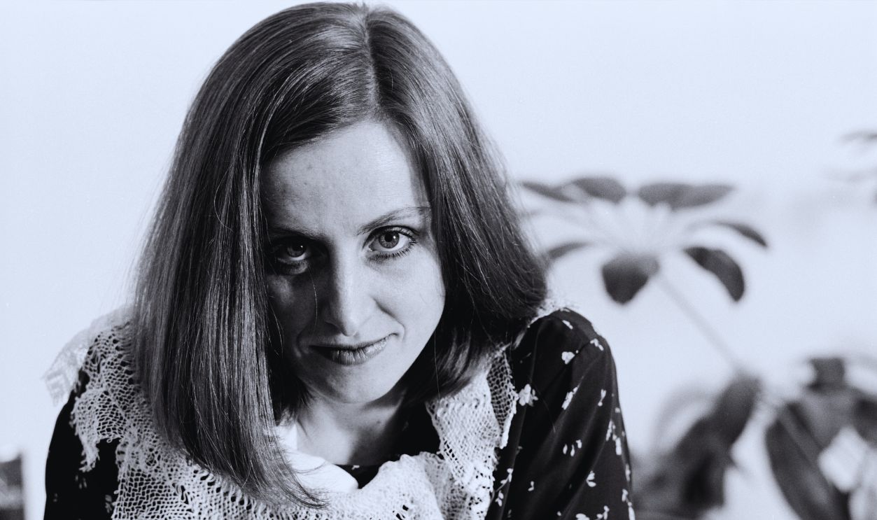 Gettyimages - 154511199, Portrait Of Mona Simpson Portrait of American author and editor Mona Simpson (born Mona Jandali) in her upper West Side apartment, New York, New York, February 1987. Simpson is the biological sister of Apple Computer founder Steve Jobs. 