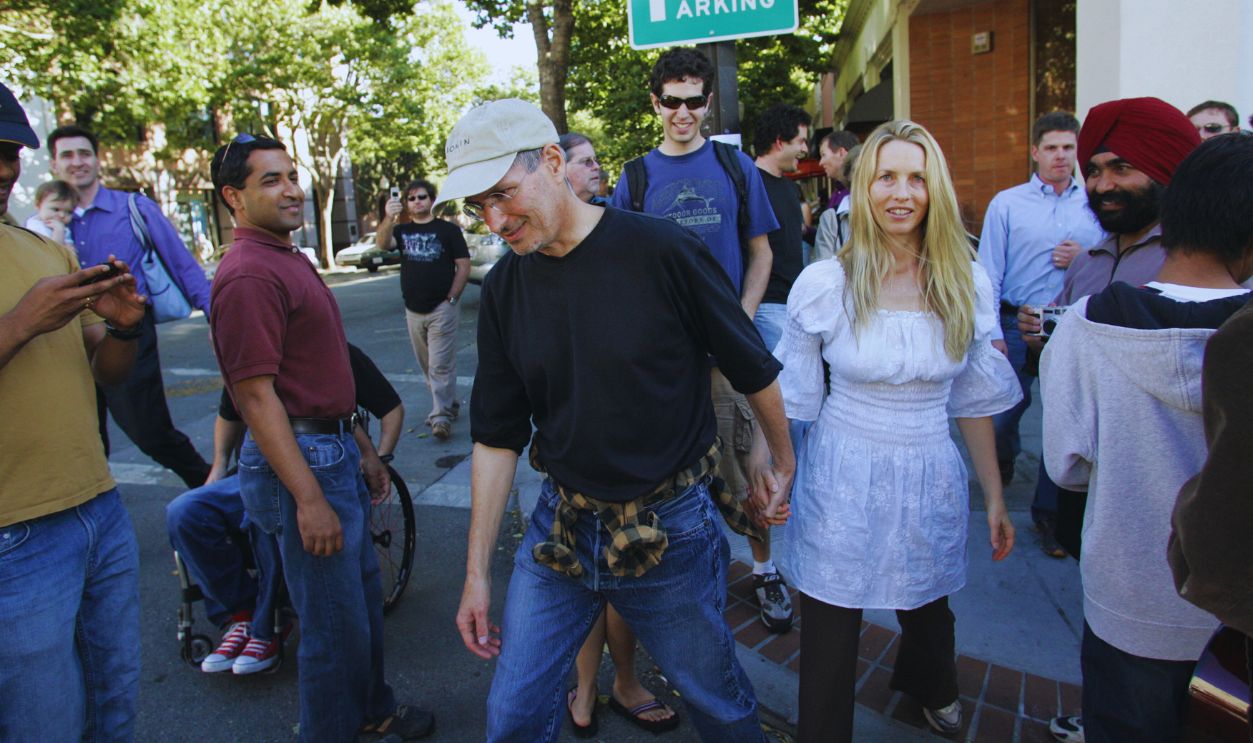 Gettyimages - 1172366232, Apple Co-founder Steve Jobs, with his wife, Laurene Powell, heads towards the Apple store, during a surprise appearance for the release of the iPhone in Palo Alto Friday July 29, 2007. 
(MARIA J. AVILA/MERCURY NEWS) 