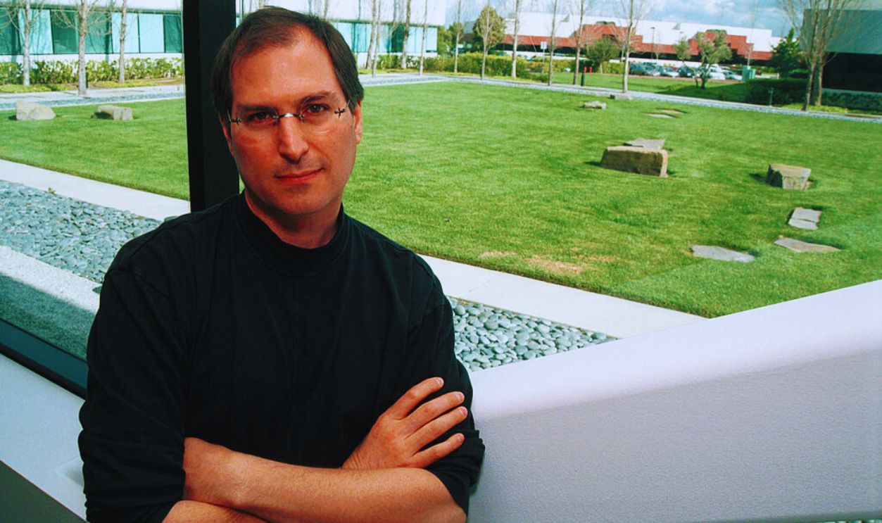 Gettyimages - 103575500, Steve Jobs Portrait Session Apple co-founder and CEO of NeXT Software Steve Jobs poses for a portrait at the company headquarters in Redwood City, California on March 27, 1996. 
