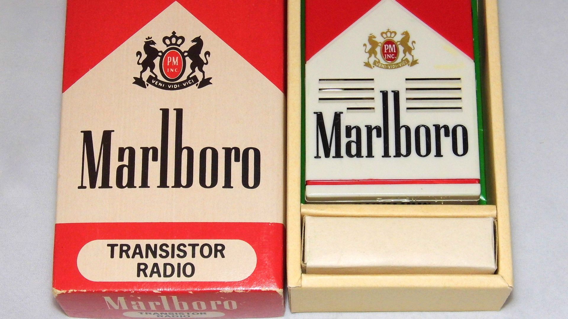 File:Vintage Marlboro Cigarettes Novelty Transistor Radio, Model M-152, AM Band, 6 Transistors, Made in Hong Kong, Circa 1960s (8461037203).jpg