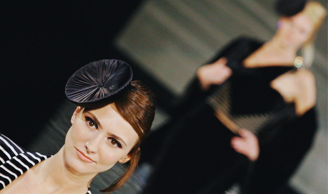 Gettyimages - 56892817, FASHION-ITALY-ARMANI Models display creations by Italian designer Giorgio Armani as part of his Fall/Winter 2006/2007 women's ready to wear collection in Milan, 20 February 2006 