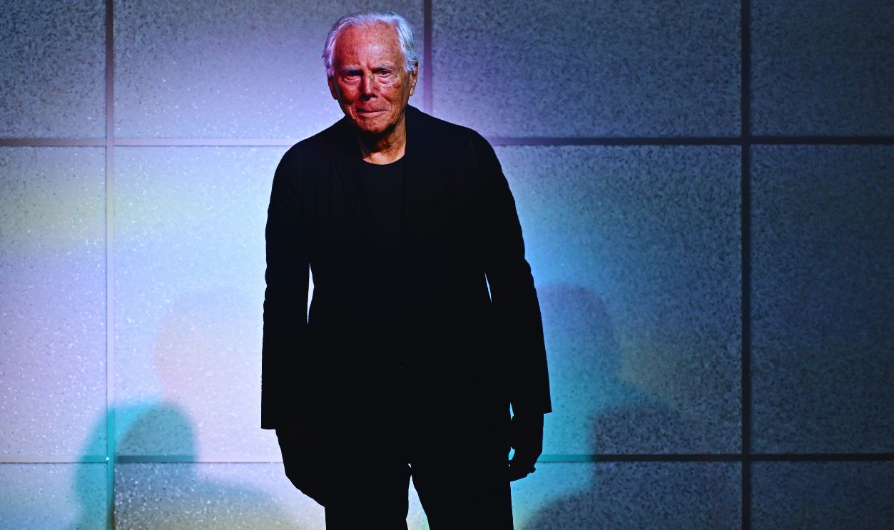Gettyimages - 2029766101, FASHION-ITALY-WOMEN-ARMANI Italian designer Giorgio Armani greets the audience at the end of his collection show at the Milan Fashion Week Womenswear Autumn/Winter 2024-2025 on February 25, 2024 in Milan. 