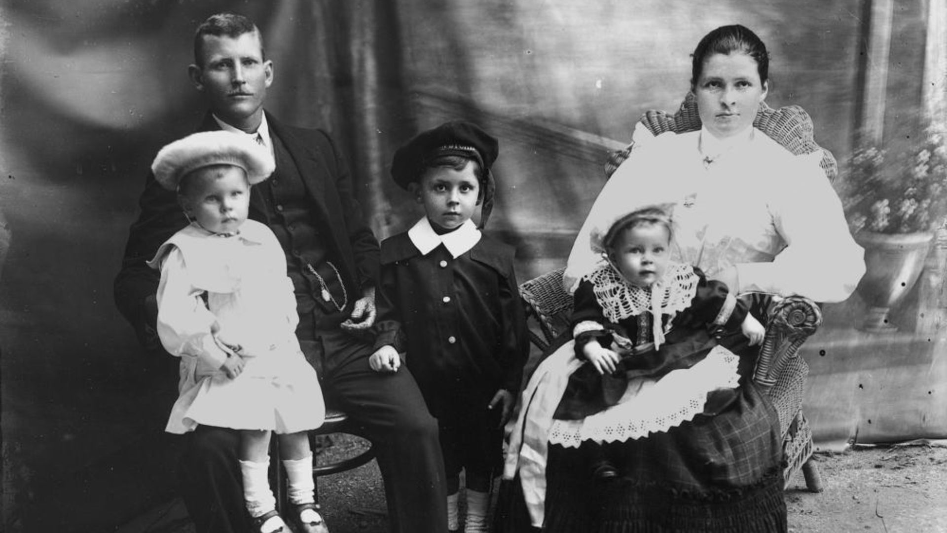 File:StateLibQld 1 54740 Family portrait, 1900-1910.jpg