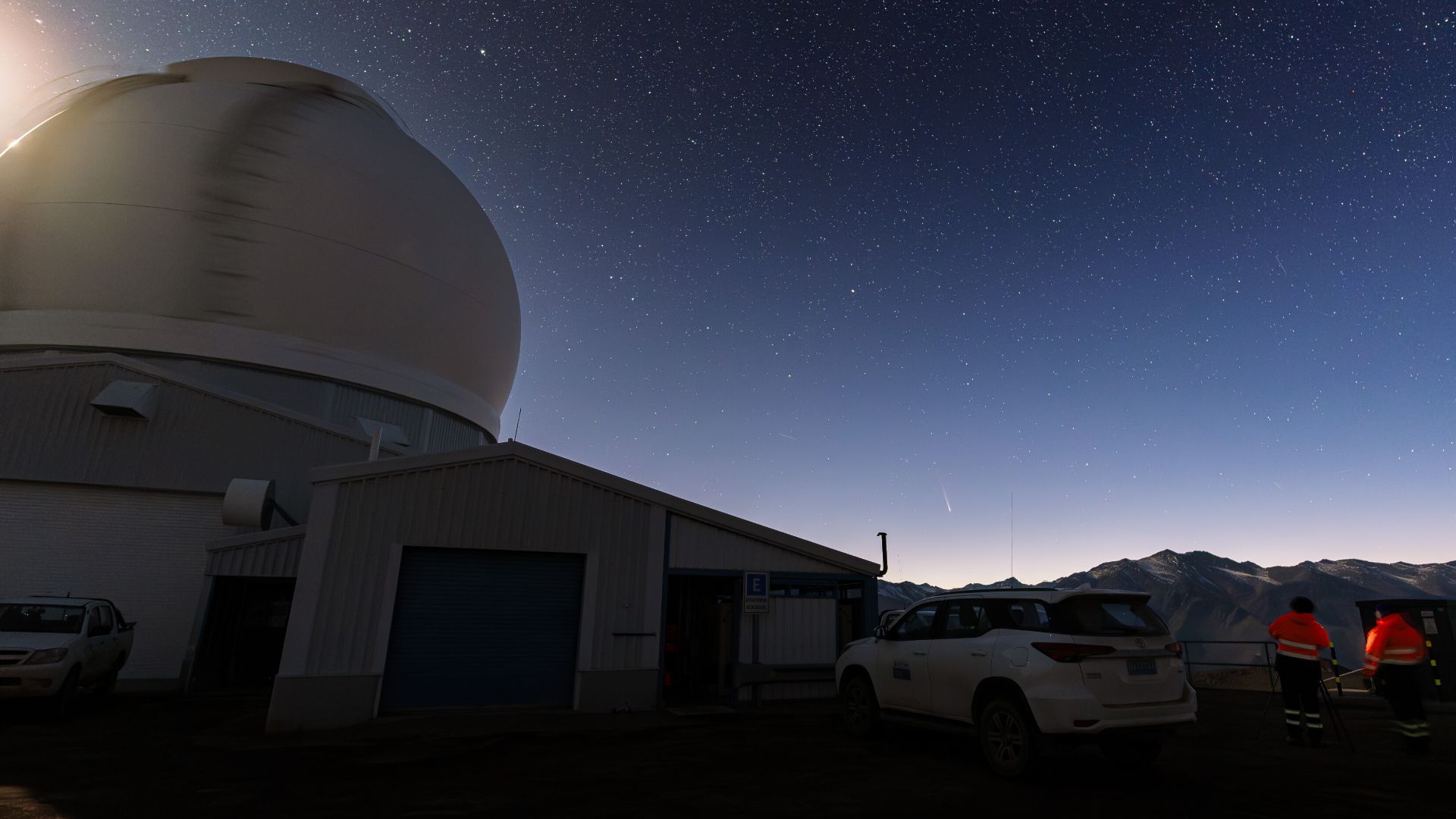 File:Comet Tsuchinshan–ATLAS over the SOAR Telescope (iotw2440b).jpg