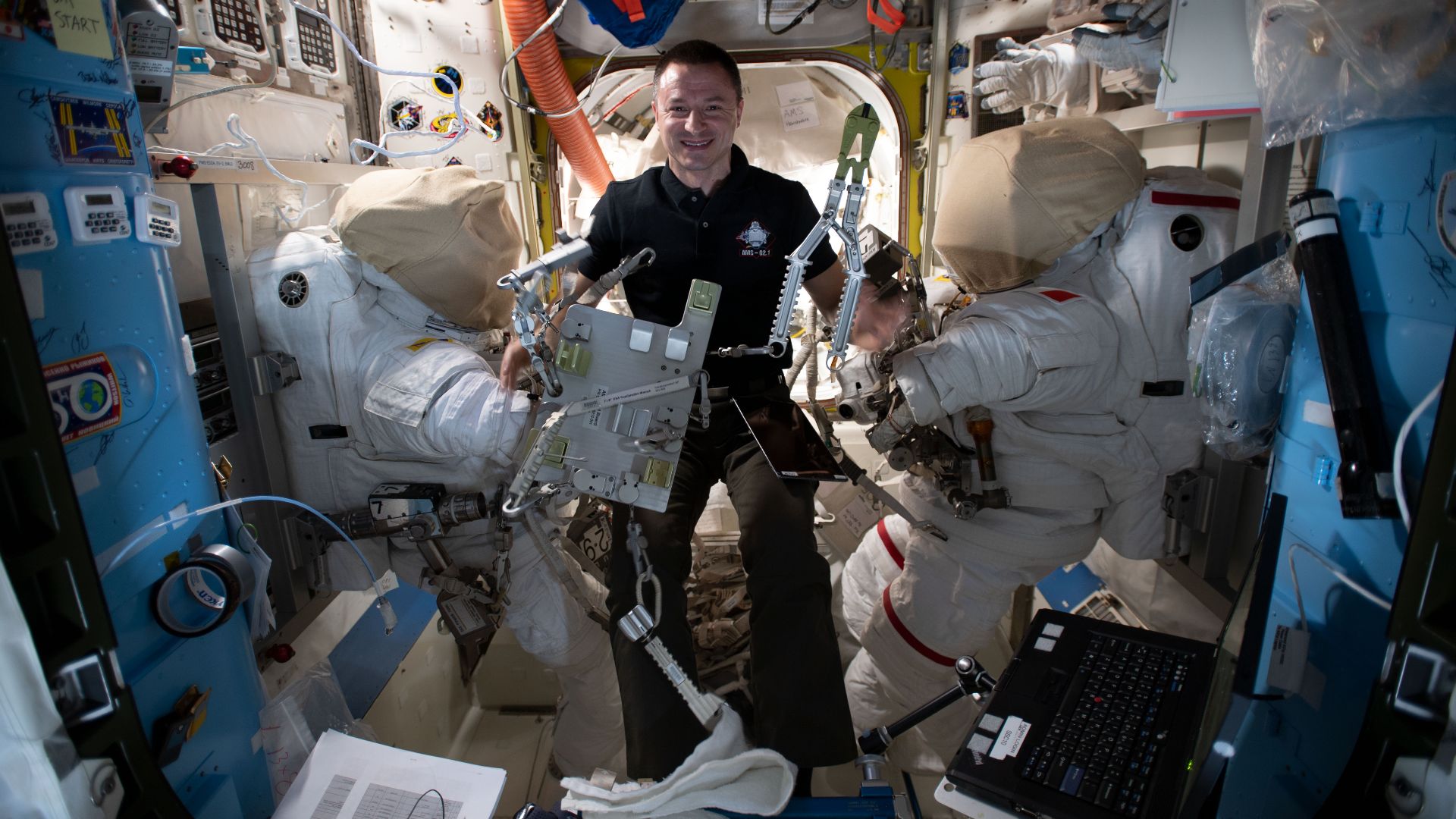 File:ISS-61 Andrew Morgan checks specialized spacewalking tools in the Quest airlock (2).jpg