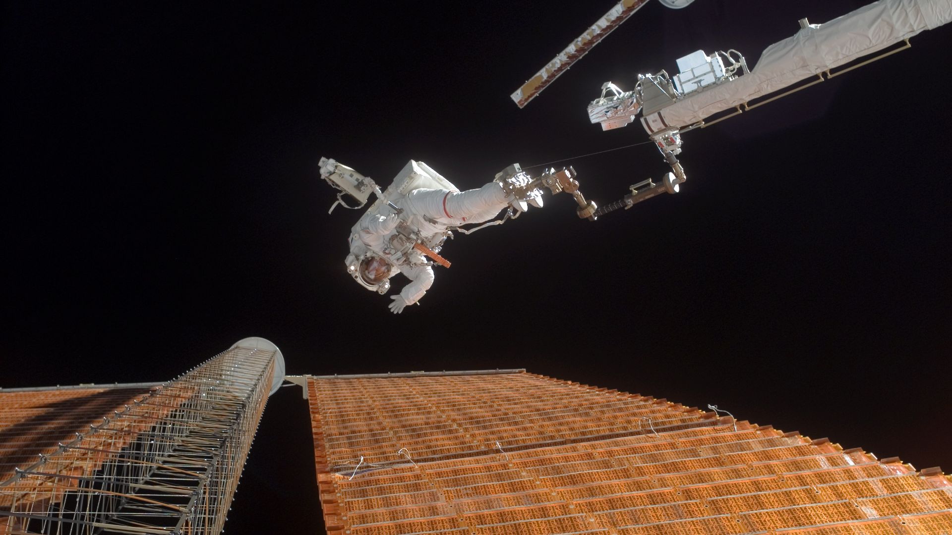 File:Astronaut Scott Parazynski repairs a damaged ISS solar panel.jpg