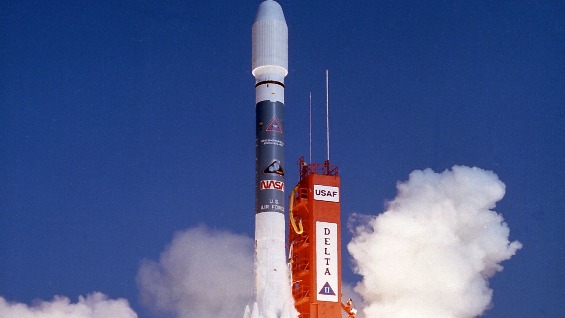 File:Delta 6920-10 launch with ROSAT.jpg