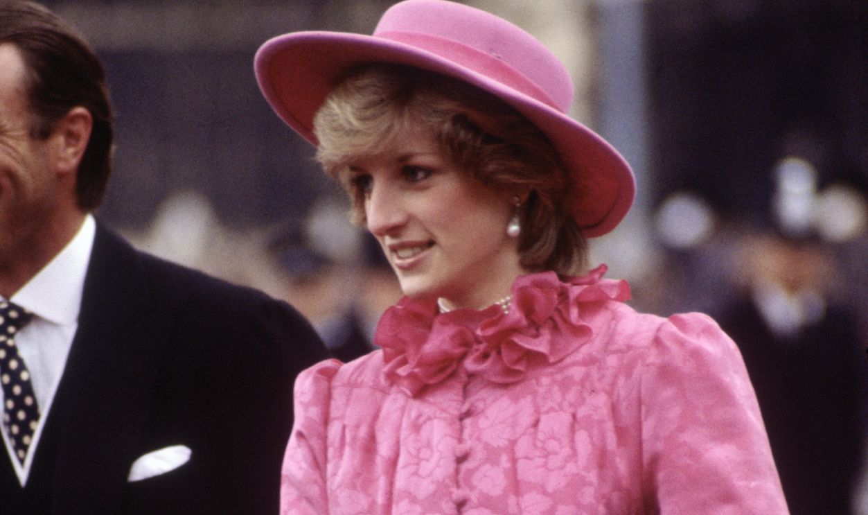 LONDON - NOVEMBER 16: Diana Princess of Wales at the arrival of Queen Beatrix of Holland on November 16, 1982 at Westminster Pier in London for a State Visit.