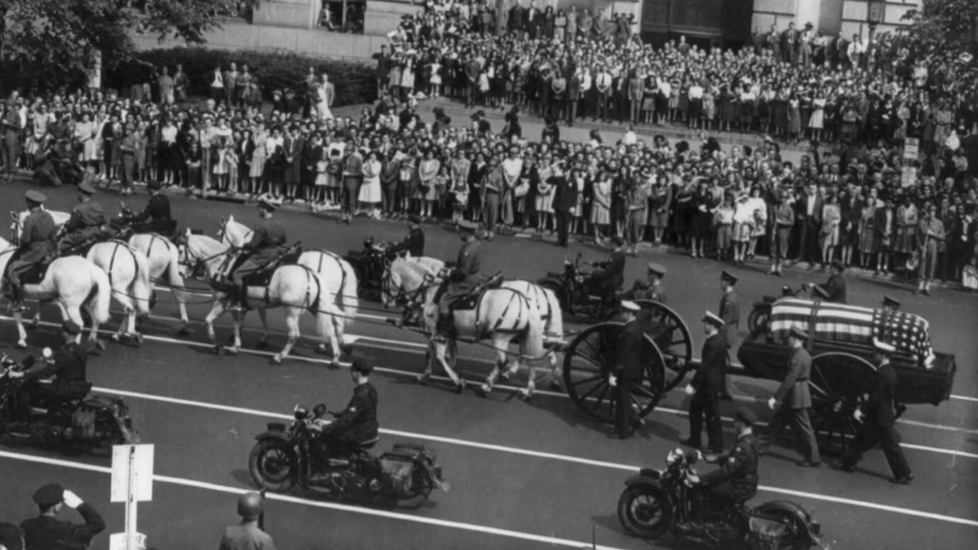 File:Franklin Roosevelt funeral procession 1945.jpg