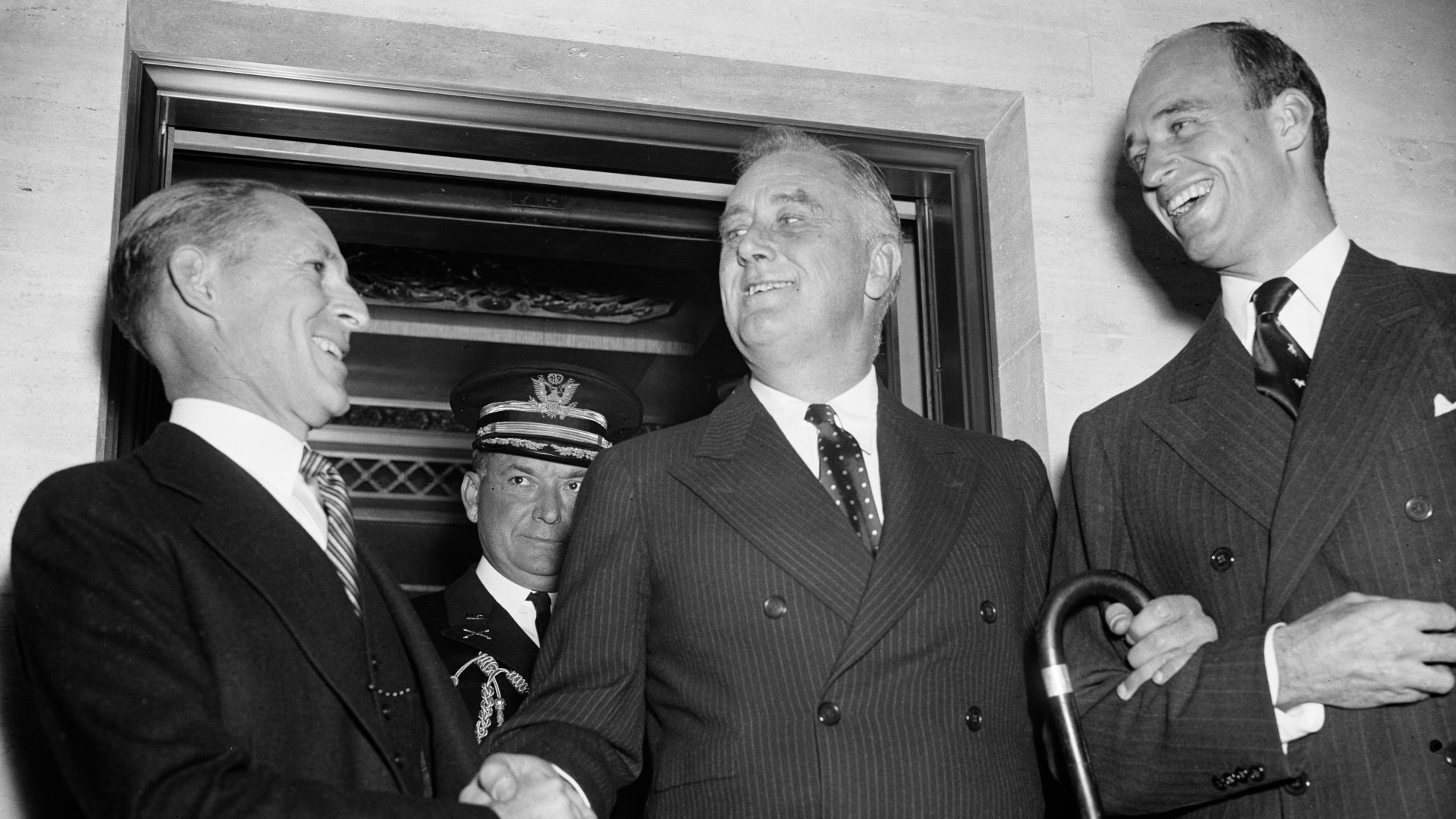 File:FDR (Franklin Delano Roosevelt) with 2 men LCCN2016894440.jpg