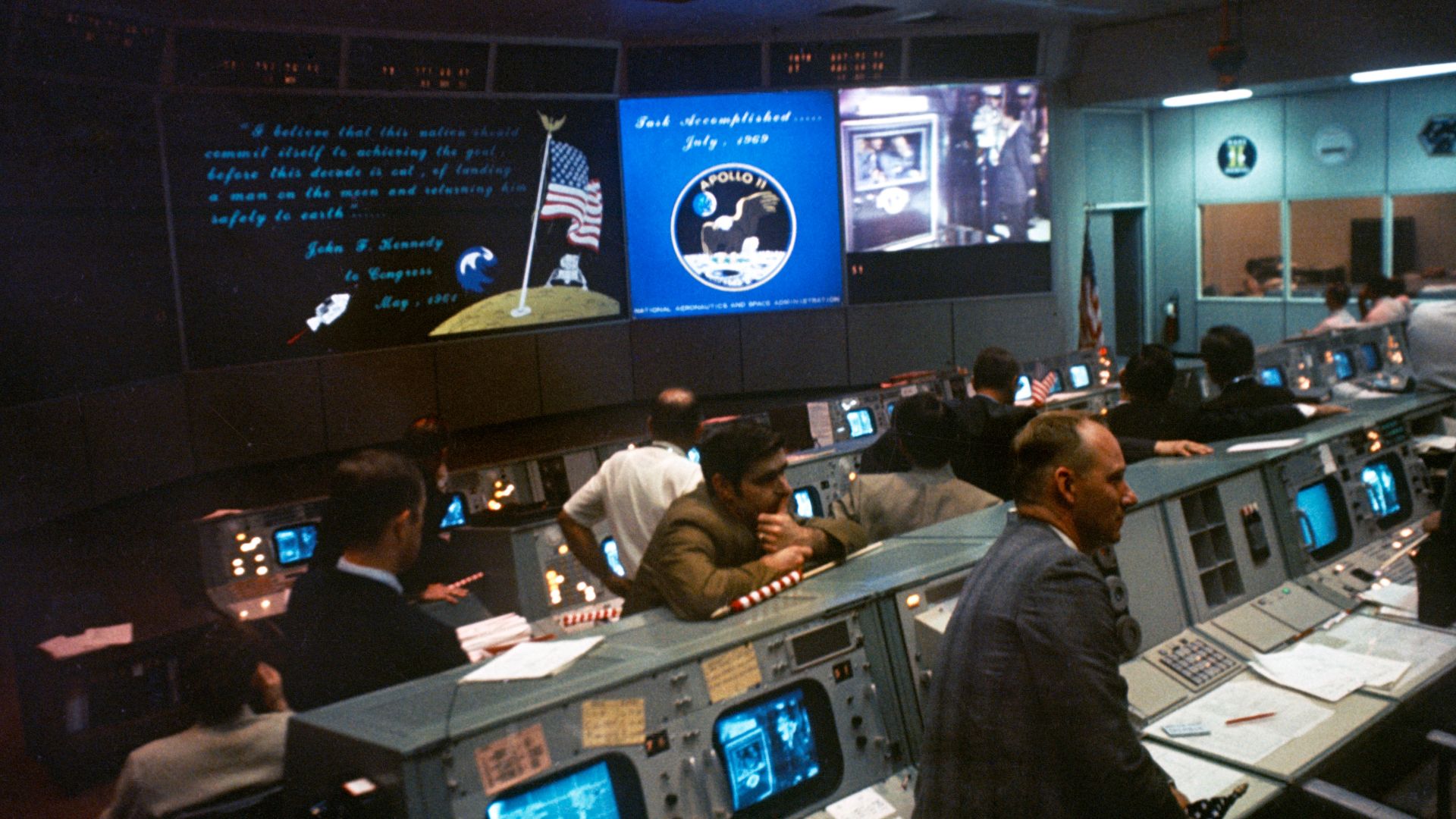 File:Mission Operations Control Room at the conclusion of Apollo 11.jpg