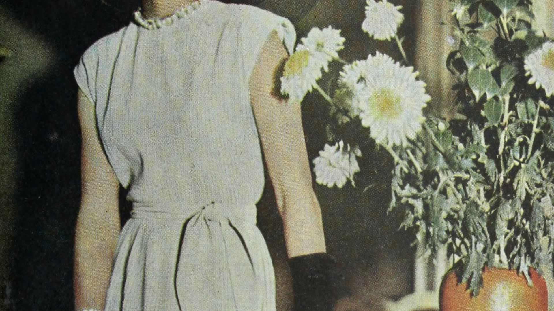 File:Sleeveless beige crepe sheath dress by Joset Walker, 1948.jpg