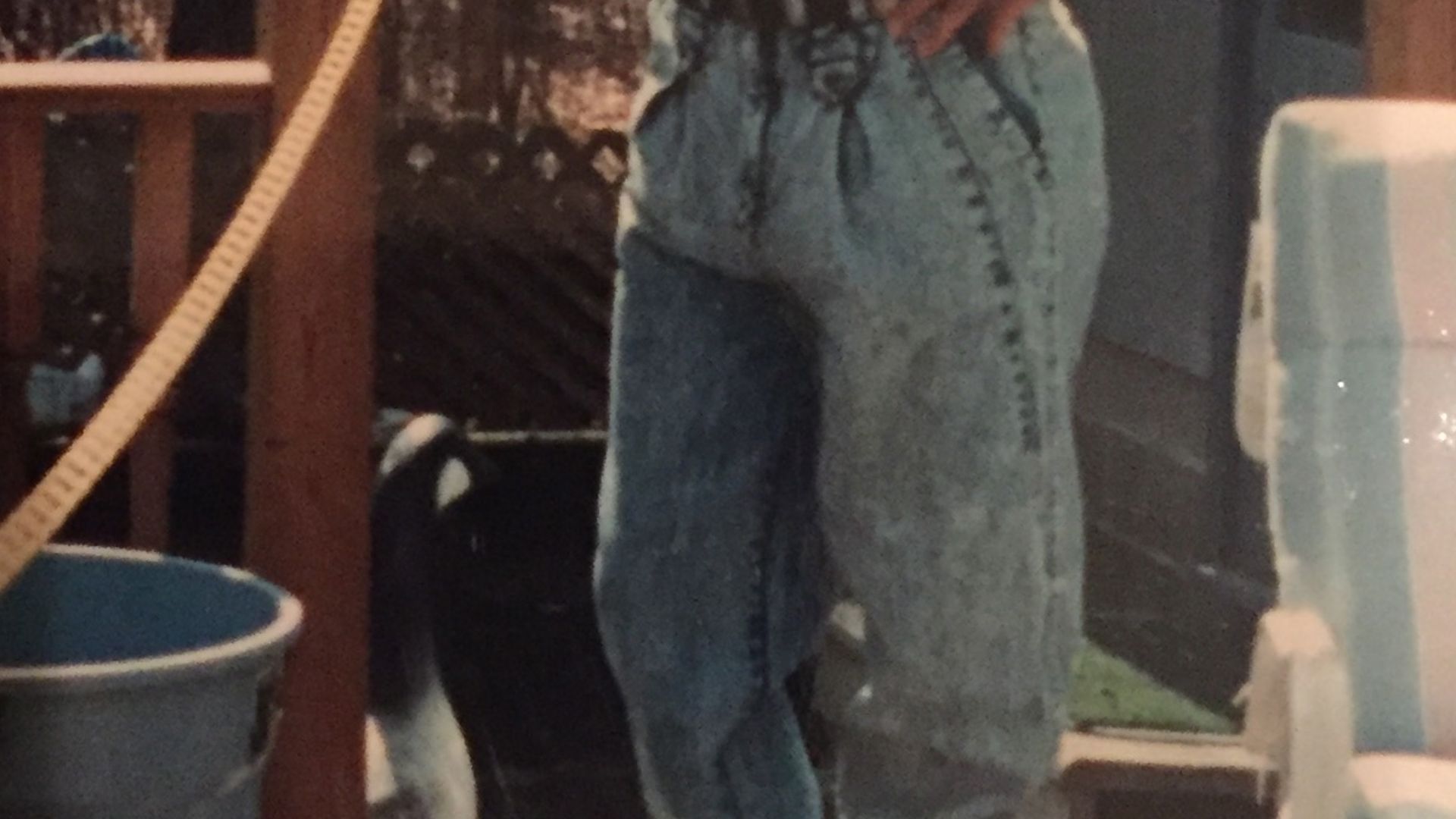 File:1980s fashion with acid-washed jeans.jpeg