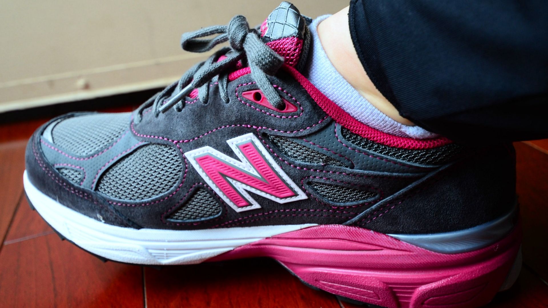File:New Balance Women's 990 Running Shoes.jpg