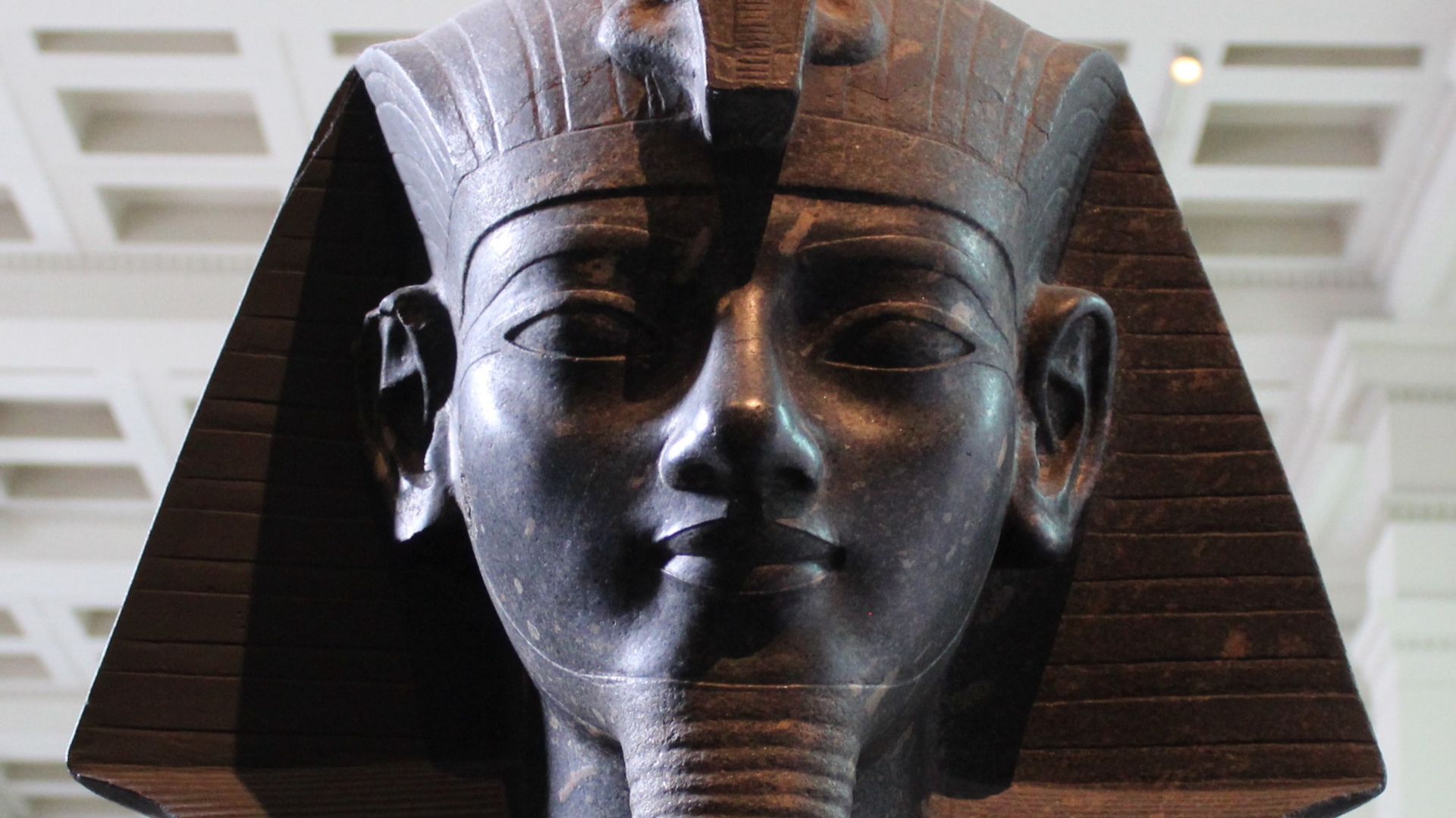 File:Head of statue depicting new kingdom pharaoh Amenhotep III.jpg