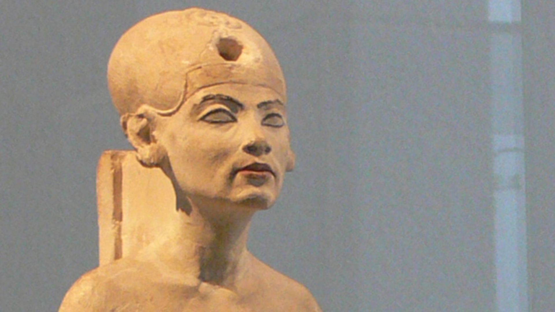 File:Nefertiti Standing-striding Berlin.jpg