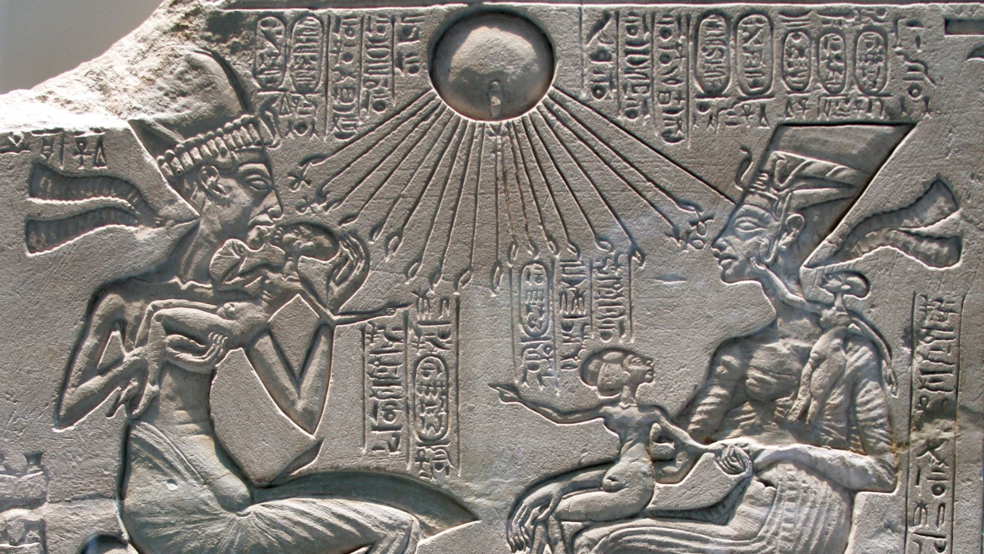 File:Akhenaten, Nefertiri and three daughers beneath the Aten - Neues Museum - Berlin - Germany 2017.jpg