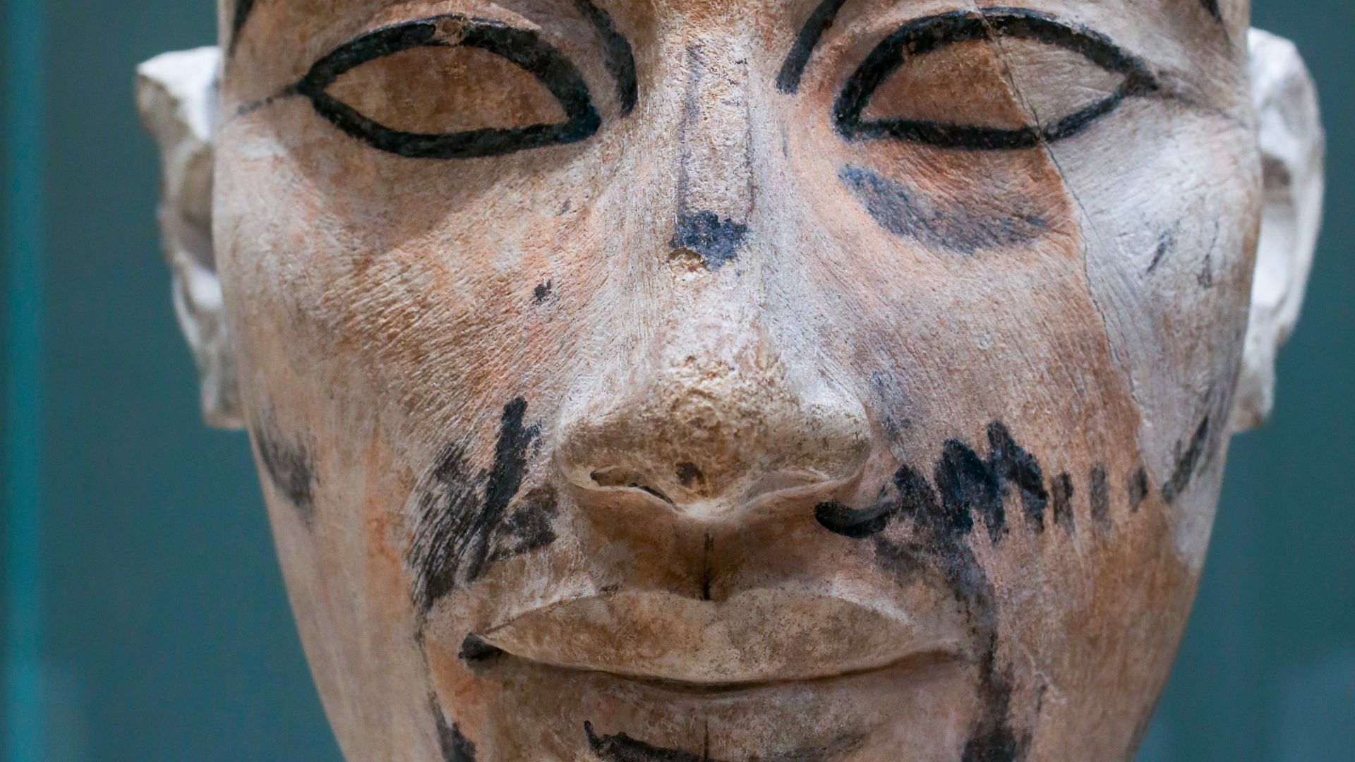 File:Unfinished portrait head of queen Nefertiti with sketches 01.jpg