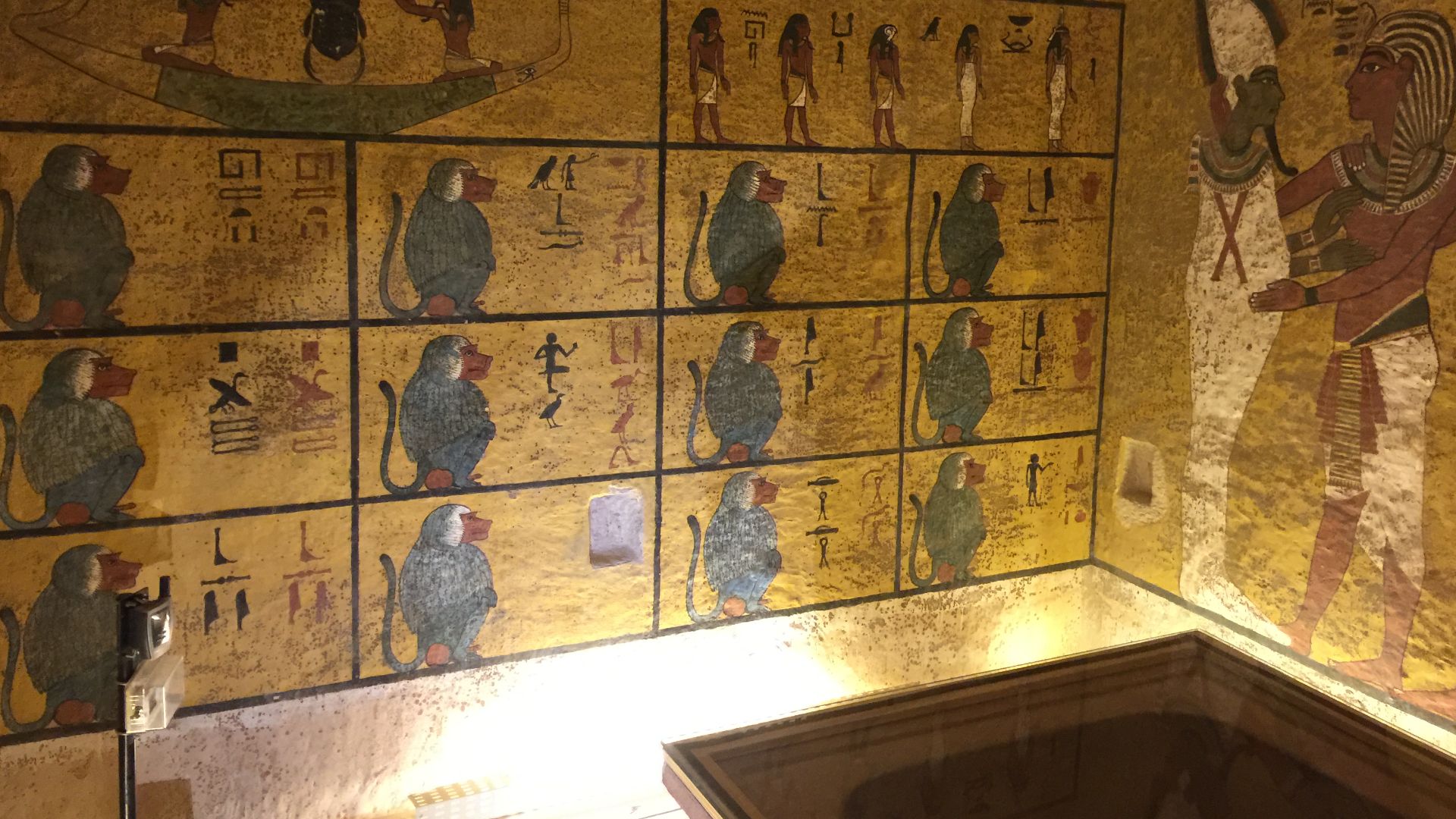 File:Inside Pharaoh Tutankhamun's tomb, 18th dynasty.jpg