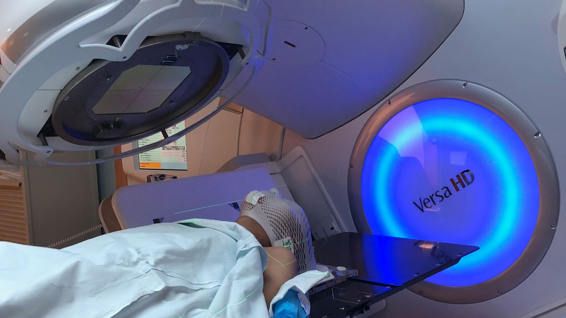 File:Radiation therapy for cancer.jpg